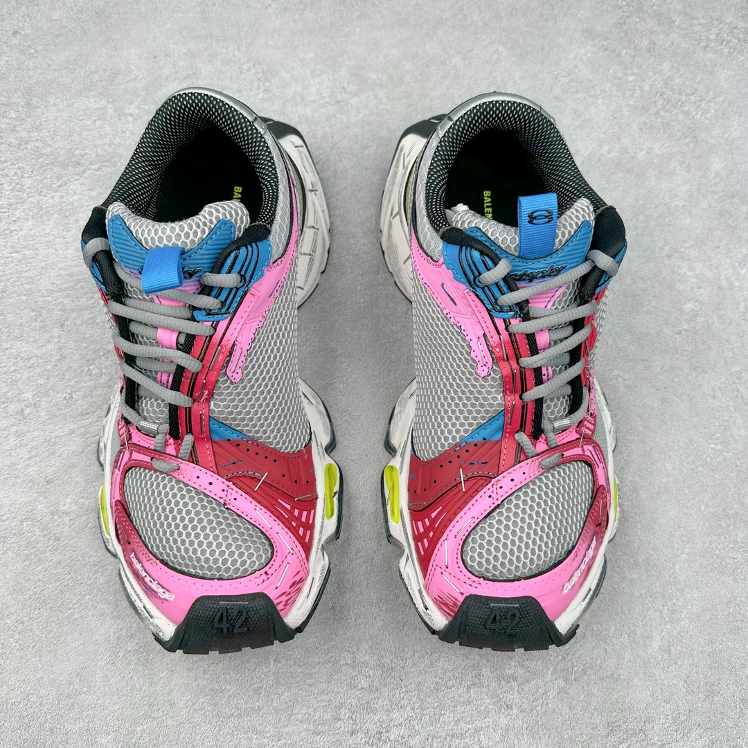 图片[2]-BALENCIAGA Stapler Sneakers 巴黎世家订书机鞋网布系带低帮走秀复古老爹鞋 展现品牌对于新潮事物的热情 这款鞋子拥有巨大尺寸和醒目设计 符合当下”老爹鞋”的趋势 鞋子采用银灰配色 营造出低调而不失华丽的效果 10XL的尺码使它成为市场中最显眼的存在 适合追求个性化的人群 Balenciaga始终站在时尚前沿 此次发布的产品再次体现了他们的创新能力 偏大一码 尺码：35 36 37 38 39 40 41 42 43 44 45 46-选品中心