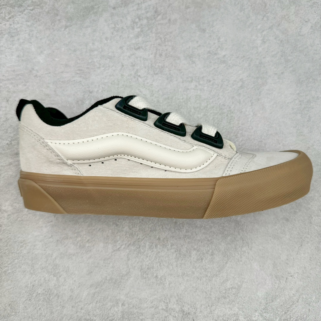 Vans Knu Skool DR 米白生椰 “DR新系列面包鞋，个性十足”DR新款是对90年代经典风格的重新诠释，Vans将现在的Knu Skool的“宽大”特点进一步放大，将携带空改为了极具现代风格的D形鞋带孔，并选用更宽的鞋带绑定鞋身! 货号：VN000CZUVE1 尺码：35 36 36.5 37 38 38.5 39 40 40.5 41 42 42.5 43 44 45 工艺：硫化1：1（重量1：1、真标、原钢印、材质标、鞋型标、合格证）-选品中心