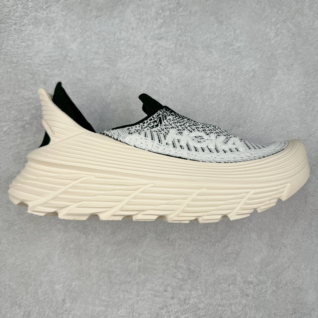 ＃HK纯原 HOKA ONE ONE Restore TC 一脚蹬徒步舒适缓震运动鞋 继承了 HOKA ONE ONE® 标志性的缓冲中底，兼具轻盈脚感和出众缓震。NEWOK本期为大家准备了两款各具特色HOKA ONE ONE Restore TC 鞋款，希望能为你的夏日穿搭提供更多灵感。鞋款鞋面采用弹性布料，鞋面透气舒适，日常穿搭舒适不磨脚。鞋款以弹性松紧织带取代传统鞋带设计，省事又省心，“一脚蹬”简直是最具懒人属性的球鞋，低调朴素又不失质感。重量不到百克，依旧是外形“笨拙”实则是轻巧、舒适与安全兼备的品牌固有打法。搭配上，无论是夏日短裤造型，还是搭配你的长袜，Restore TC 能够满足你的多种穿搭。舒适程度堪比众多大牌“老头乐”，鞋底的厚厚的泡沫鞋垫让你深陷其中！尺码：36 36.5 37.5 38 38.5 39 40 40.5 41 42 42.5 43 44 44.5 45-选品中心