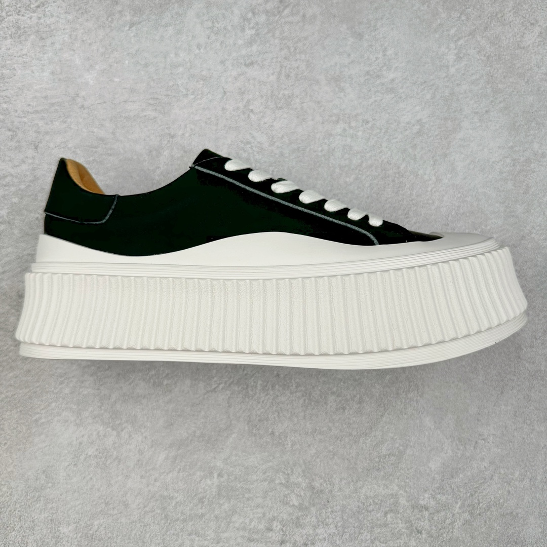 JIL SANDER 吉尔桑德厚底松糕瓦楞鞋 鞋面采用纯进口牛皮 垫脚为水染牛皮 棕色麂皮内里凸显整双鞋的高级感 真材实料打造最强厚底松糕鞋 进口橡胶大底 防滑 防磨损 鞋子不会臃肿笨重 脚感非常柔软 舒服 简直不要太好了 并且增高5CM 可谓是不满身高的朋友们必入单品 尺码:35 36 37 38 39 40 41 42 43 44-选品中心