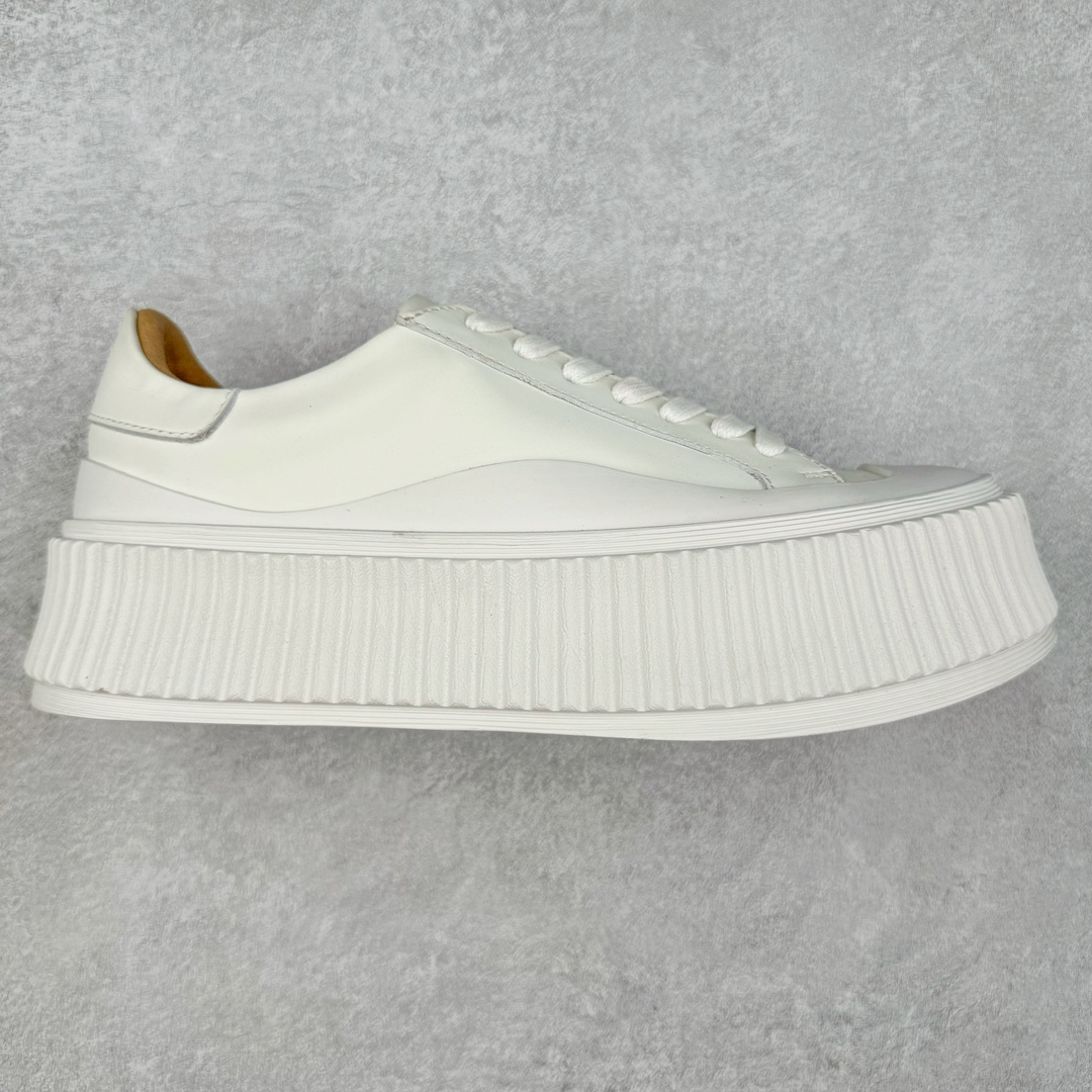 JIL SANDER 吉尔桑德厚底松糕瓦楞鞋 鞋面采用纯进口牛皮 垫脚为水染牛皮 棕色麂皮内里凸显整双鞋的高级感 真材实料打造最强厚底松糕鞋 进口橡胶大底 防滑 防磨损 鞋子不会臃肿笨重 脚感非常柔软 舒服 简直不要太好了 并且增高5CM 可谓是不满身高的朋友们必入单品 尺码:35 36 37 38 39 40 41 42 43 44-选品中心