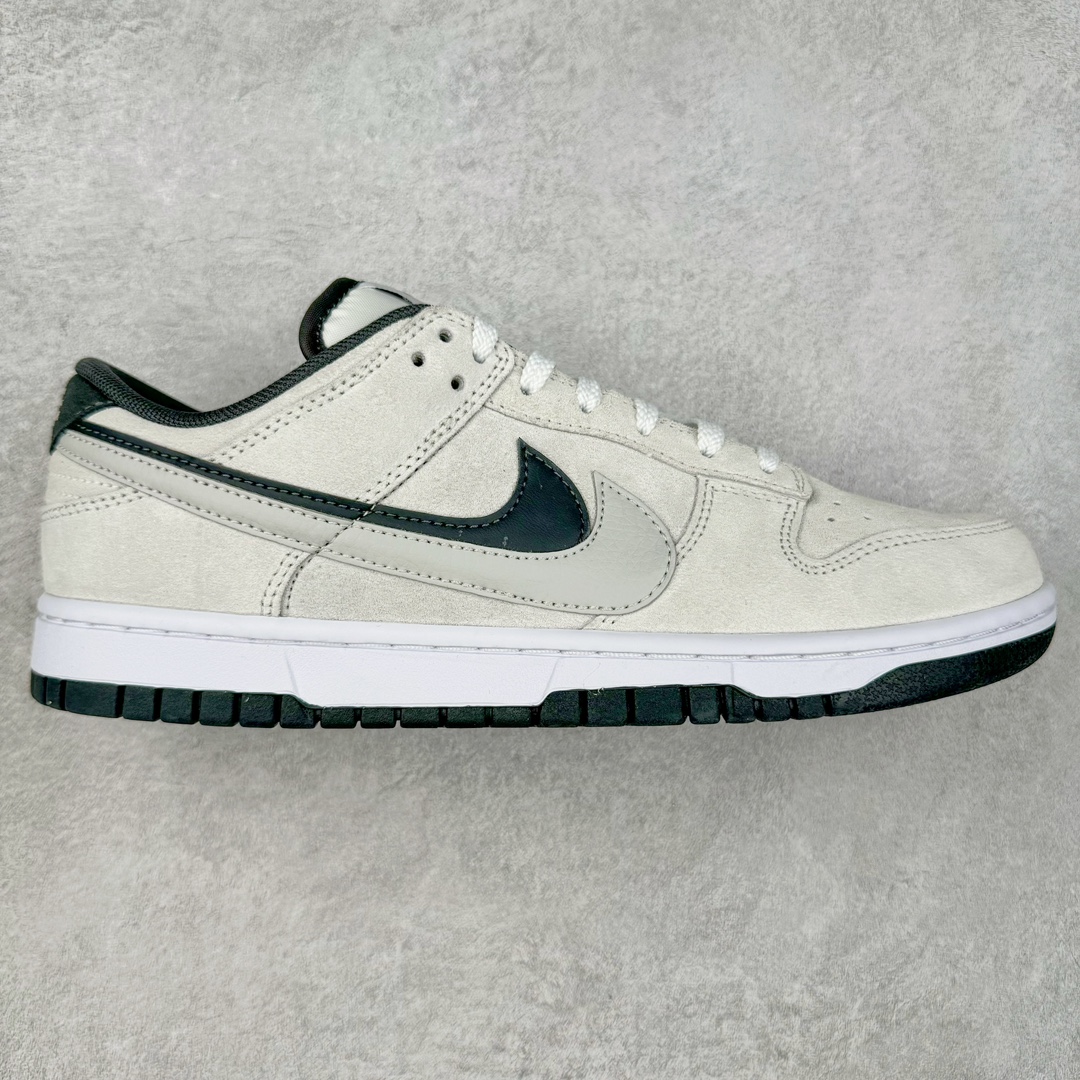 ＃CS NK Dunk Low SE 85 双钩复古休闲板鞋 HV1800-101 口碑大厂出品 品控大底版型不断改良更新品质稳定 全套原纸板楦头开发 确保原汁原味 完美呈现DUNK版型 原厂玻璃冲刀 超高清洁度 全鞋零毛边皮料切割 采用绒面革材质 鞋身左右侧均配有皮革质双 Swoosh 兰色搭配上白色 85年纪念标放在鞋舌的位置 简洁干净的配色设计 绝对是日常出街上脚的不二选择 尺码：36 36.5 37.5 38 38.5 39 40 40.5 41 42 42.5 43 44 44.5 45 46-选品中心