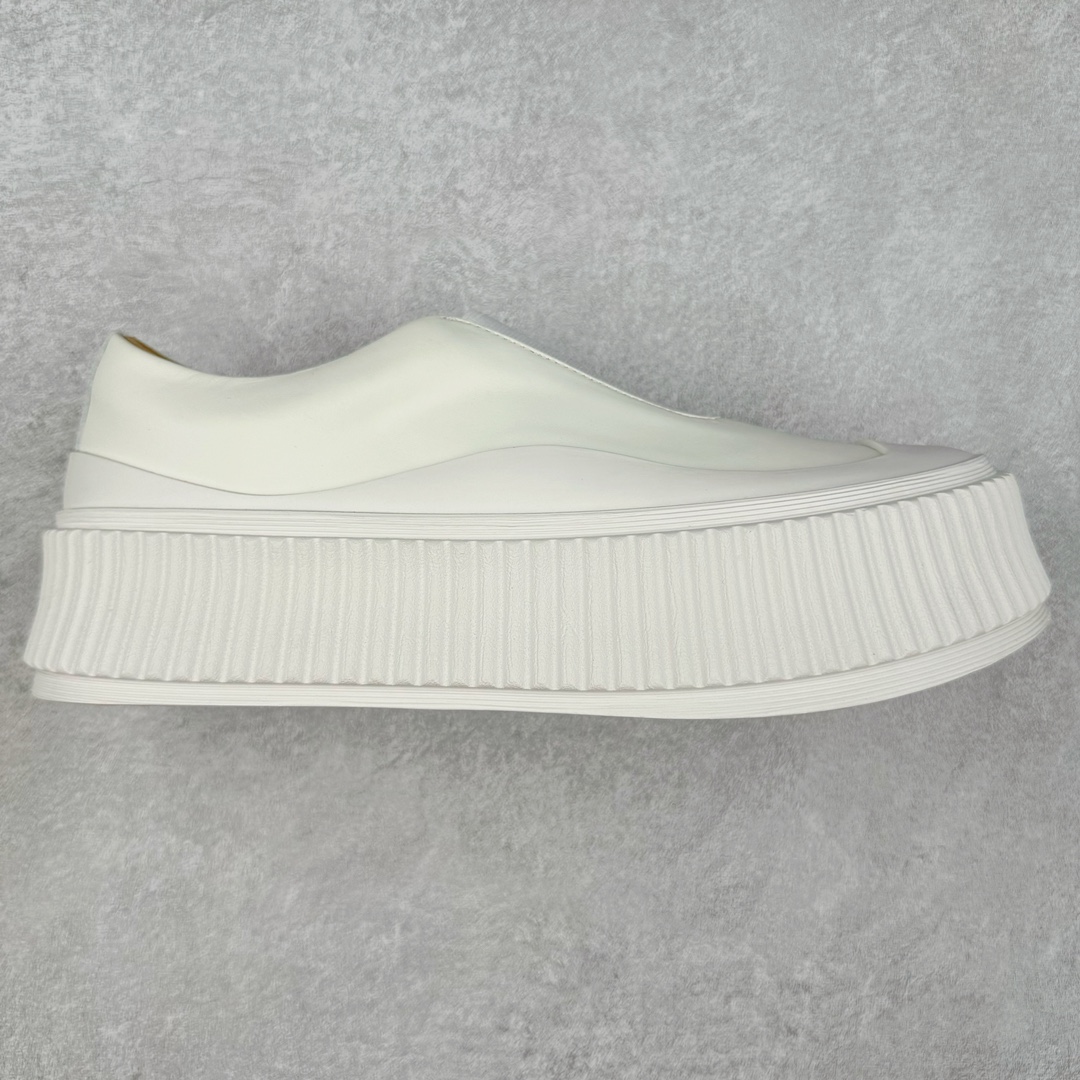 JIL SANDER 吉尔桑德厚底松糕瓦楞鞋 鞋面采用纯进口牛皮 垫脚为水染牛皮 棕色麂皮内里凸显整双鞋的高级感 真材实料打造最强厚底松糕鞋 进口橡胶大底 防滑 防磨损 鞋子不会臃肿笨重 脚感非常柔软 舒服 简直不要太好了 并且增高5CM 可谓是不满身高的朋友们必入单品 尺码：35 36 37 38 39 40 41 42 43 44-选品中心