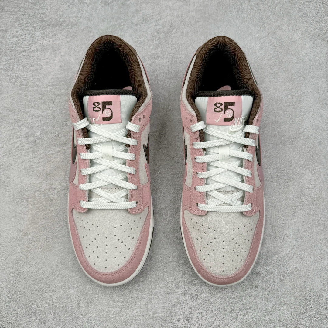 图片[2]-＃CS NK Dunk Low SE 85 双钩复古休闲板鞋 HV1799-161 口碑大厂出品 品控大底版型不断改良更新品质稳定 全套原纸板楦头开发 确保原汁原味 完美呈现DUNK版型 原厂玻璃冲刀 超高清洁度 全鞋零毛边皮料切割 采用绒面革材质 鞋身左右侧均配有皮革质双 Swoosh 兰色搭配上白色 85年纪念标放在鞋舌的位置 简洁干净的配色设计 绝对是日常出街上脚的不二选择 尺码：36 36.5 37.5 38 38.5 39 40 40.5 41 42 42.5 43 44 44.5 45 46-选品中心