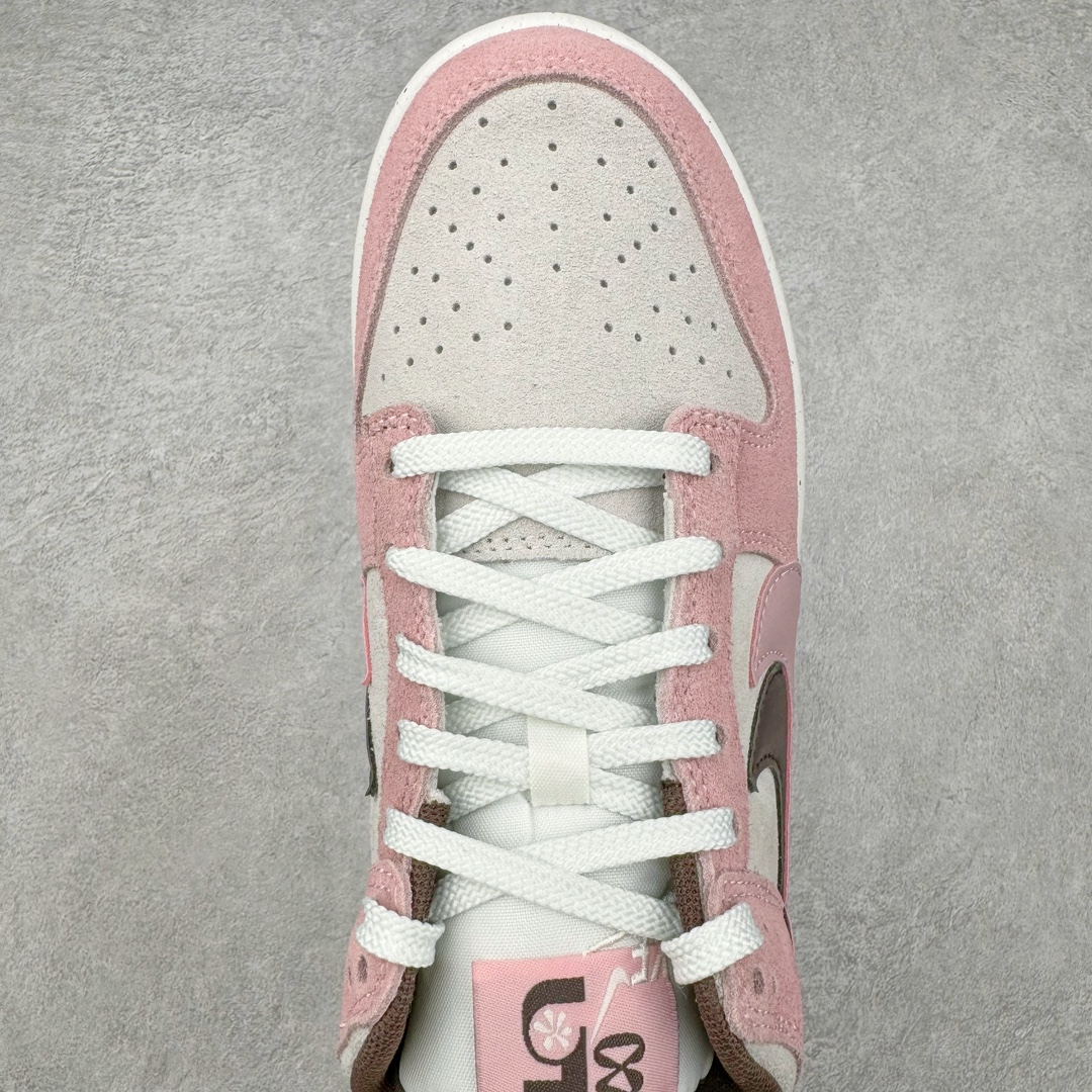 图片[4]-＃CS NK Dunk Low SE 85 双钩复古休闲板鞋 HV1799-161 口碑大厂出品 品控大底版型不断改良更新品质稳定 全套原纸板楦头开发 确保原汁原味 完美呈现DUNK版型 原厂玻璃冲刀 超高清洁度 全鞋零毛边皮料切割 采用绒面革材质 鞋身左右侧均配有皮革质双 Swoosh 兰色搭配上白色 85年纪念标放在鞋舌的位置 简洁干净的配色设计 绝对是日常出街上脚的不二选择 尺码：36 36.5 37.5 38 38.5 39 40 40.5 41 42 42.5 43 44 44.5 45 46-选品中心