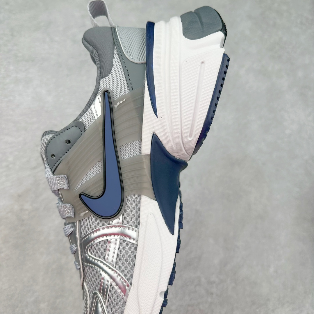 图片[7]-NK V2K Runtekk 减震防滑低帮 复古老爹鞋跑步鞋 HJ4497-002 鞋款被命名为 Runtekk 设计上借鉴了 2000 年的跑鞋风格 配色上以金属银为主调 简练又有复古运动气质 材质上使用大面积网眼、皮革、TPU 组成 支撑和透气性肯定不错 中底处由 Cushlon 泡绵打造 保证在压马路时可以提供优秀脚感 并通过一手做旧氧化效果突出复古感 中底造型很容易让大家联想到巴黎世家3XL 增高效果同样不能忽视 尺码：36 36.5 37.5 38 38.5 39 40 40.5 41 42 42.5 43 44 44.5 45-选品中心