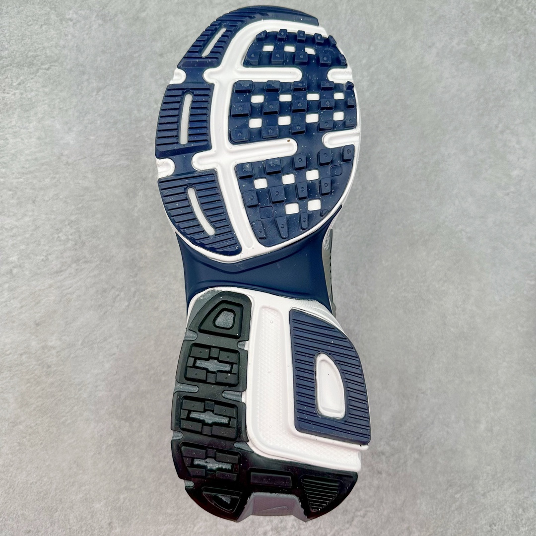 图片[9]-NK V2K Runtekk 减震防滑低帮 复古老爹鞋跑步鞋 HJ4497-002 鞋款被命名为 Runtekk 设计上借鉴了 2000 年的跑鞋风格 配色上以金属银为主调 简练又有复古运动气质 材质上使用大面积网眼、皮革、TPU 组成 支撑和透气性肯定不错 中底处由 Cushlon 泡绵打造 保证在压马路时可以提供优秀脚感 并通过一手做旧氧化效果突出复古感 中底造型很容易让大家联想到巴黎世家3XL 增高效果同样不能忽视 尺码：36 36.5 37.5 38 38.5 39 40 40.5 41 42 42.5 43 44 44.5 45-选品中心