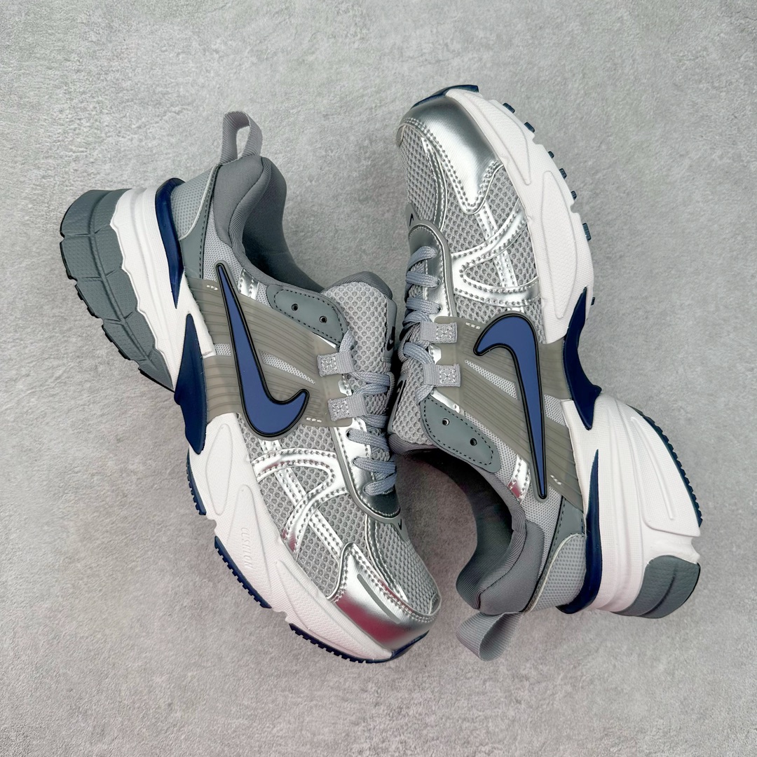 图片[3]-NK V2K Runtekk 减震防滑低帮 复古老爹鞋跑步鞋 HJ4497-002 鞋款被命名为 Runtekk 设计上借鉴了 2000 年的跑鞋风格 配色上以金属银为主调 简练又有复古运动气质 材质上使用大面积网眼、皮革、TPU 组成 支撑和透气性肯定不错 中底处由 Cushlon 泡绵打造 保证在压马路时可以提供优秀脚感 并通过一手做旧氧化效果突出复古感 中底造型很容易让大家联想到巴黎世家3XL 增高效果同样不能忽视 尺码：36 36.5 37.5 38 38.5 39 40 40.5 41 42 42.5 43 44 44.5 45-选品中心