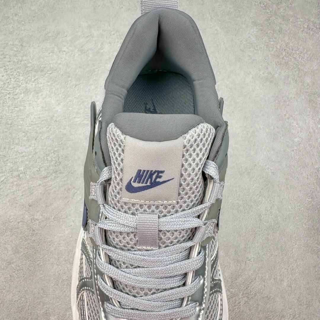 图片[5]-NK V2K Runtekk 减震防滑低帮 复古老爹鞋跑步鞋 HJ4497-002 鞋款被命名为 Runtekk 设计上借鉴了 2000 年的跑鞋风格 配色上以金属银为主调 简练又有复古运动气质 材质上使用大面积网眼、皮革、TPU 组成 支撑和透气性肯定不错 中底处由 Cushlon 泡绵打造 保证在压马路时可以提供优秀脚感 并通过一手做旧氧化效果突出复古感 中底造型很容易让大家联想到巴黎世家3XL 增高效果同样不能忽视 尺码：36 36.5 37.5 38 38.5 39 40 40.5 41 42 42.5 43 44 44.5 45-选品中心