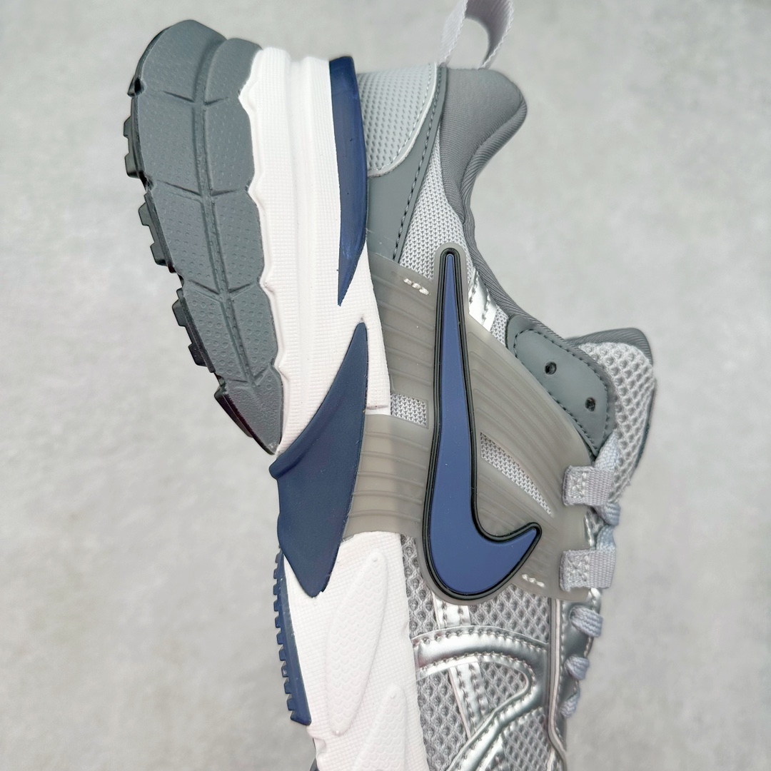 图片[6]-NK V2K Runtekk 减震防滑低帮 复古老爹鞋跑步鞋 HJ4497-002 鞋款被命名为 Runtekk 设计上借鉴了 2000 年的跑鞋风格 配色上以金属银为主调 简练又有复古运动气质 材质上使用大面积网眼、皮革、TPU 组成 支撑和透气性肯定不错 中底处由 Cushlon 泡绵打造 保证在压马路时可以提供优秀脚感 并通过一手做旧氧化效果突出复古感 中底造型很容易让大家联想到巴黎世家3XL 增高效果同样不能忽视 尺码：36 36.5 37.5 38 38.5 39 40 40.5 41 42 42.5 43 44 44.5 45-选品中心