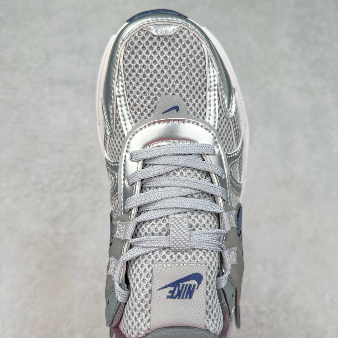 图片[4]-NK V2K Runtekk 减震防滑低帮 复古老爹鞋跑步鞋 HJ4497-002 鞋款被命名为 Runtekk 设计上借鉴了 2000 年的跑鞋风格 配色上以金属银为主调 简练又有复古运动气质 材质上使用大面积网眼、皮革、TPU 组成 支撑和透气性肯定不错 中底处由 Cushlon 泡绵打造 保证在压马路时可以提供优秀脚感 并通过一手做旧氧化效果突出复古感 中底造型很容易让大家联想到巴黎世家3XL 增高效果同样不能忽视 尺码：36 36.5 37.5 38 38.5 39 40 40.5 41 42 42.5 43 44 44.5 45-选品中心