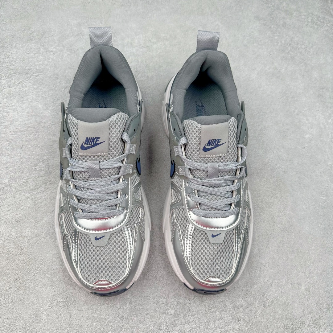 图片[2]-NK V2K Runtekk 减震防滑低帮 复古老爹鞋跑步鞋 HJ4497-002 鞋款被命名为 Runtekk 设计上借鉴了 2000 年的跑鞋风格 配色上以金属银为主调 简练又有复古运动气质 材质上使用大面积网眼、皮革、TPU 组成 支撑和透气性肯定不错 中底处由 Cushlon 泡绵打造 保证在压马路时可以提供优秀脚感 并通过一手做旧氧化效果突出复古感 中底造型很容易让大家联想到巴黎世家3XL 增高效果同样不能忽视 尺码：36 36.5 37.5 38 38.5 39 40 40.5 41 42 42.5 43 44 44.5 45-选品中心