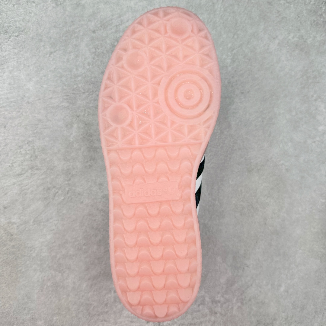 图片[9]-AD Samba XLG 桑巴舞加大厚底版系列德训风百搭松糕休闲运动板鞋生胶底 IG4449 自Originals Samba成功借势Blokecore风潮一跃成为街头巷尾的焦点鞋款后,不论是围绕Samba本身打造的各式「变种版本」,还是以Samba为蓝本打造联名鞋款,都成为了时尚潮流人士日常穿搭首选。Samba XLG是adidas Originals不断扩展XLG系列的一部分,旨在与年轻文化相契合,迎合那些希望通过个性时尚表达自我而不愿牺牲舒适度的年轻群体。街头时尚领域的Gen Z特别偏爱宽松的穿着风格。Samba XLG针对这一点做了创新。它在延续Samba OG经典设计的基础上,迎合年轻群体的穿着习惯,重塑为宽大的鞋身比例轮廓以及加厚中底,让消费者轻松展示自己独特的风格。全新的Samba XLG系列不仅迎合了当下年轻群体的穿搭习惯,加宽了鞋身比例以及将中底进一步增厚,在视觉比例上更加饱满,同时还保留了经典Samba的细节,这样一来,鞋迷朋友在穿搭上不仅能更加个性化,而且还能延续一定的复古感受。尺码：36 36⅔ 37⅓ 38 38⅔ 39⅓ 40 40⅔ 41⅓ 42 42⅔ 43⅓ 44 45-选品中心