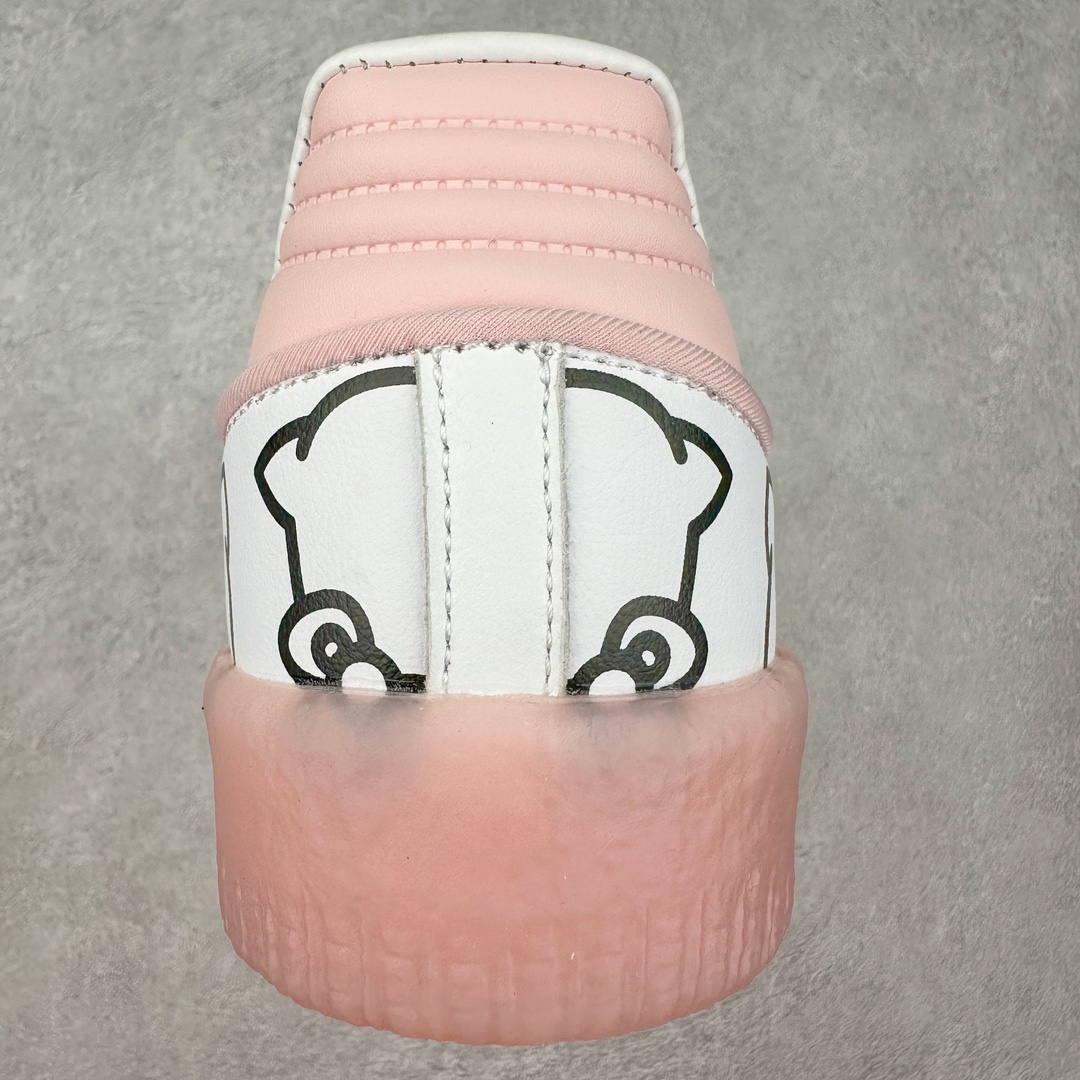 图片[8]-AD Samba XLG 桑巴舞加大厚底版系列德训风百搭松糕休闲运动板鞋生胶底 IG4449 自Originals Samba成功借势Blokecore风潮一跃成为街头巷尾的焦点鞋款后,不论是围绕Samba本身打造的各式「变种版本」,还是以Samba为蓝本打造联名鞋款,都成为了时尚潮流人士日常穿搭首选。Samba XLG是adidas Originals不断扩展XLG系列的一部分,旨在与年轻文化相契合,迎合那些希望通过个性时尚表达自我而不愿牺牲舒适度的年轻群体。街头时尚领域的Gen Z特别偏爱宽松的穿着风格。Samba XLG针对这一点做了创新。它在延续Samba OG经典设计的基础上,迎合年轻群体的穿着习惯,重塑为宽大的鞋身比例轮廓以及加厚中底,让消费者轻松展示自己独特的风格。全新的Samba XLG系列不仅迎合了当下年轻群体的穿搭习惯,加宽了鞋身比例以及将中底进一步增厚,在视觉比例上更加饱满,同时还保留了经典Samba的细节,这样一来,鞋迷朋友在穿搭上不仅能更加个性化,而且还能延续一定的复古感受。尺码：36 36⅔ 37⅓ 38 38⅔ 39⅓ 40 40⅔ 41⅓ 42 42⅔ 43⅓ 44 45-选品中心