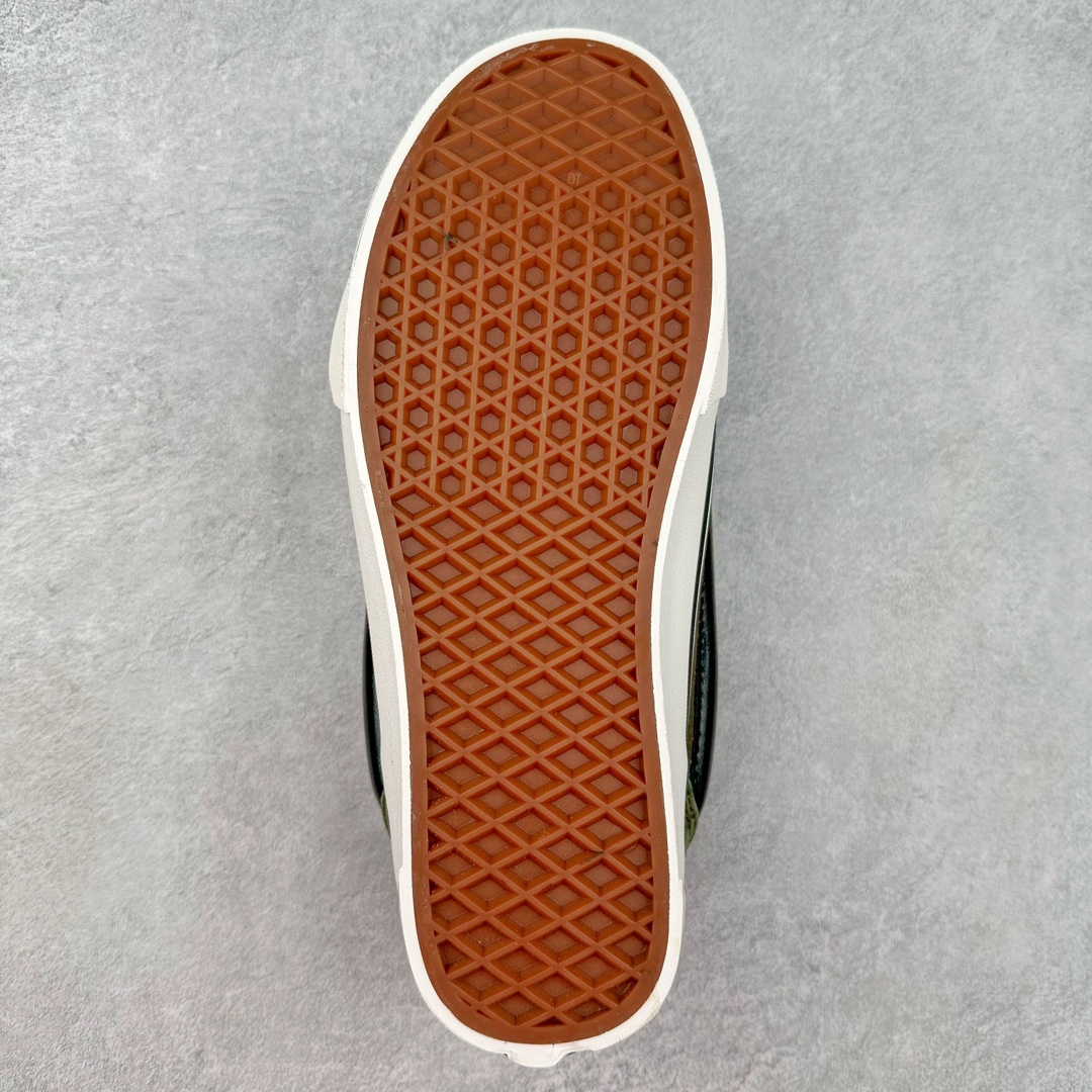 图片[9]-Vans Knu Skool DR “DR新系列面包鞋，个性十足”DR新款是对90年代经典风格的重新诠释，Vans将现在的Knu Skool的“宽大”特点进一步放大，将携带空改为了极具现代风格的D形鞋带孔，并选用更宽的鞋带绑定鞋身! 尺码：35 36 36.5 37 38 38.5 39 40 40.5 41 42 42.5 43 44 45 工艺：硫化1：1（重量1：1、真标、原钢印、材质标、鞋型标、合格证）-选品中心