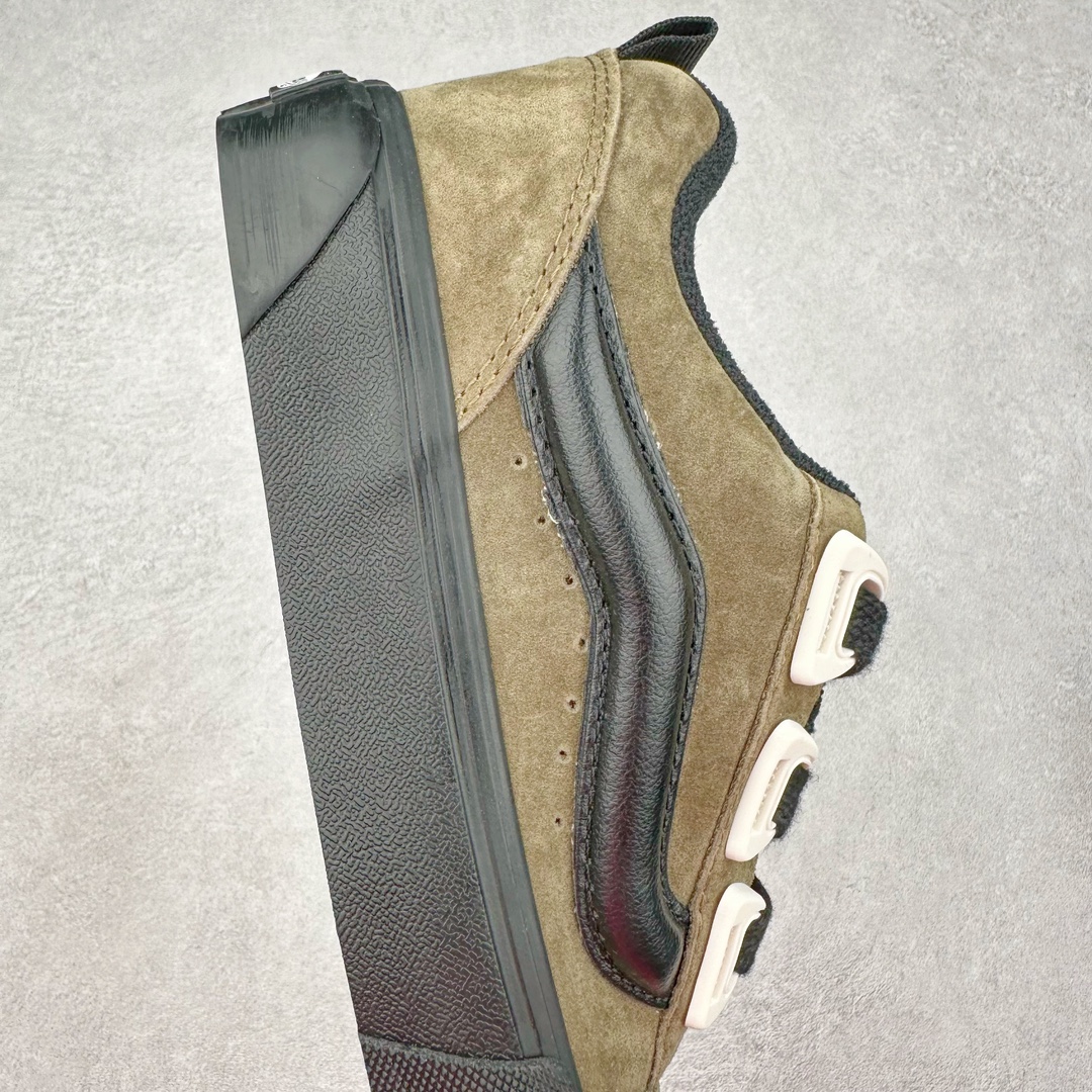 图片[6]-Vans Knu Skool DR “DR新系列面包鞋，个性十足”DR新款是对90年代经典风格的重新诠释，Vans将现在的Knu Skool的“宽大”特点进一步放大，将携带空改为了极具现代风格的D形鞋带孔，并选用更宽的鞋带绑定鞋身! 尺码：35 36 36.5 37 38 38.5 39 40 40.5 41 42 42.5 43 44 45 工艺：硫化1：1（重量1：1、真标、原钢印、材质标、鞋型标、合格证）-选品中心