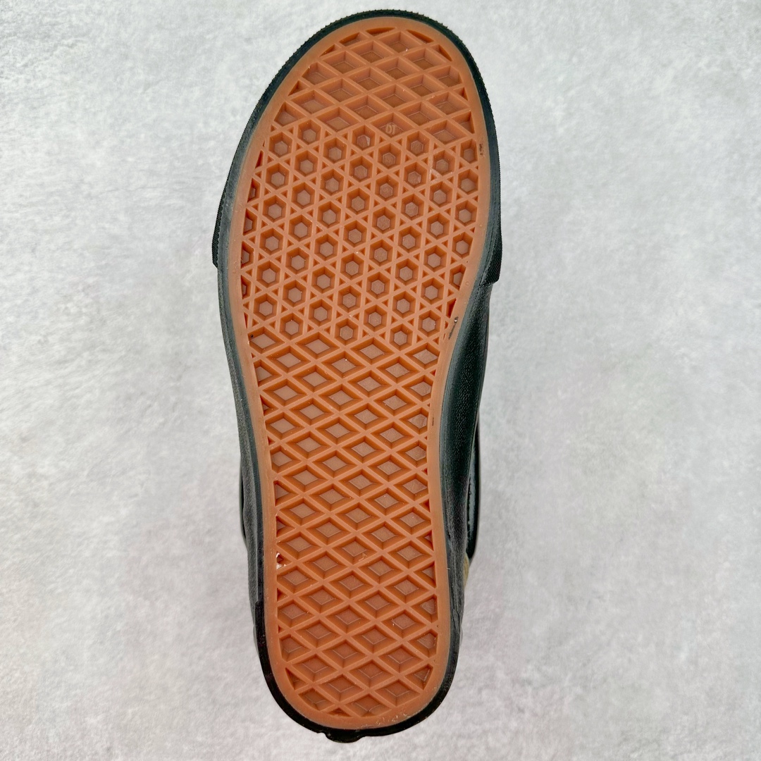 图片[9]-Vans Knu Skool DR “DR新系列面包鞋，个性十足”DR新款是对90年代经典风格的重新诠释，Vans将现在的Knu Skool的“宽大”特点进一步放大，将携带空改为了极具现代风格的D形鞋带孔，并选用更宽的鞋带绑定鞋身! 尺码：35 36 36.5 37 38 38.5 39 40 40.5 41 42 42.5 43 44 45 工艺：硫化1：1（重量1：1、真标、原钢印、材质标、鞋型标、合格证）-选品中心