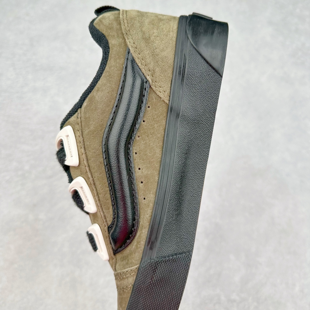 图片[7]-Vans Knu Skool DR “DR新系列面包鞋，个性十足”DR新款是对90年代经典风格的重新诠释，Vans将现在的Knu Skool的“宽大”特点进一步放大，将携带空改为了极具现代风格的D形鞋带孔，并选用更宽的鞋带绑定鞋身! 尺码：35 36 36.5 37 38 38.5 39 40 40.5 41 42 42.5 43 44 45 工艺：硫化1：1（重量1：1、真标、原钢印、材质标、鞋型标、合格证）-选品中心