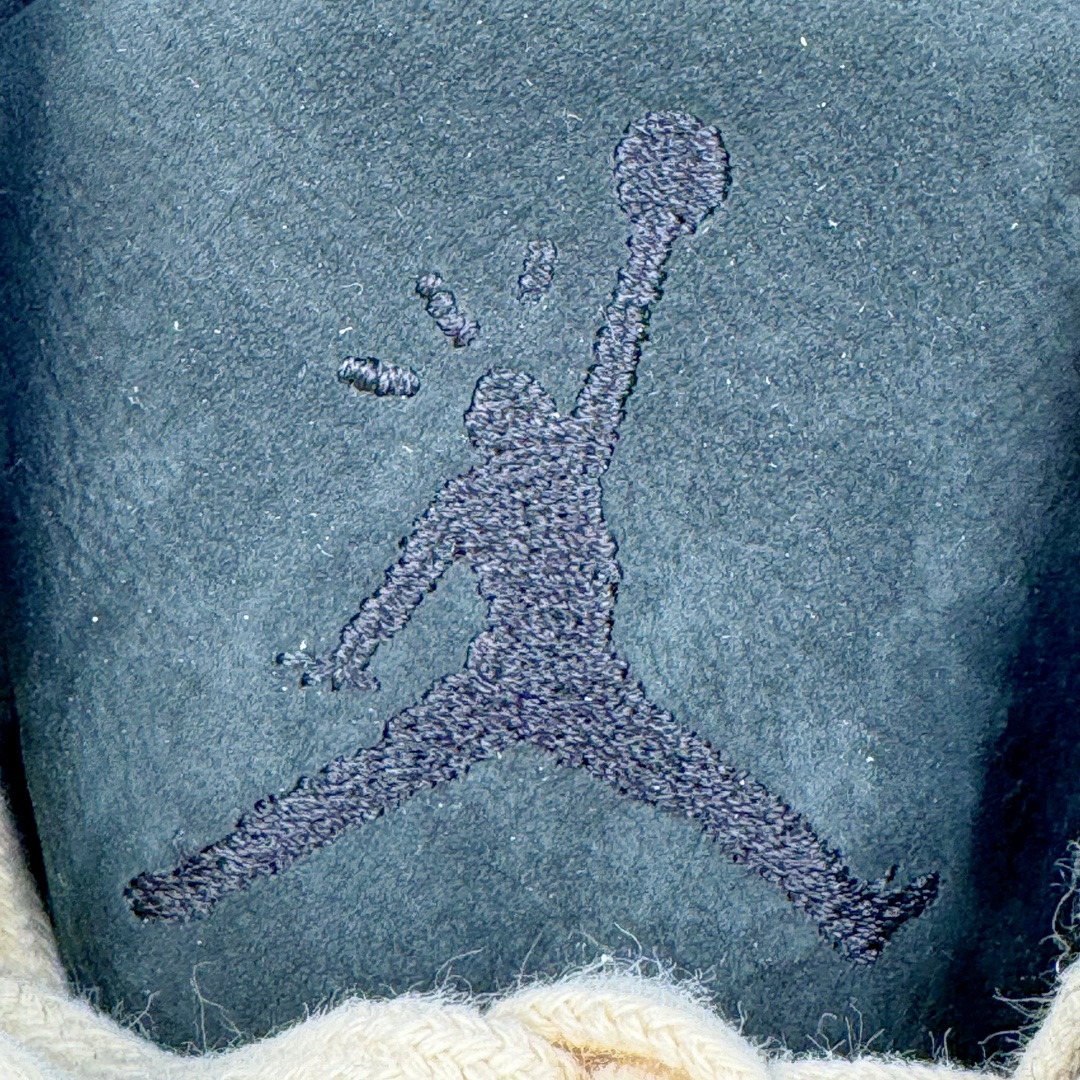 图片[14]-＃Y3纯原 Travis Scott x Jordan AJ Cut The Check TS倒钩联名魔术贴篮球鞋 米黑绿 FZ8117-102 注意默认配原盒盒子配套布袋不用加钱 退货丢失扣30元 原厂全套原楦原纸板冲刀磨具开发 原厂皮料加持 原厂港宝加持定型后跟R度完美 同源原厂电绣 鬼脸飞翼针数密度立体效果一致 百分百一致原鞋 原厂拉帮工艺 针距密度一致 后跟弧度收口自然不对折 极致一眼正品既视感 进口玻璃冲刀皮料裁剪零毛边 全鞋电脑针车工艺 品控清洁度最高QC检验标准 免检产品 原厂订购鞋盒、布袋、鞋标、防尘纸、鞋撑、鞋带 追求极致的原厂味道 配色方面采用白色为基础 搭配棕色框架呈现 完美还原了初代倒钩的配色设计 细节方面 标志性的反钩Swoosh采用米色点缀 鞋面还带有特殊的魔术贴细节 此外在鞋舌、后跟部分均带有Cactus Jack厂牌Logo 彰显鞋款特殊身份 尺码：36 36.5 37.5 38 38.5 39 40 40.5 41 42 42.5 43 44 44.5 45 46 47.5 48.5-选品中心