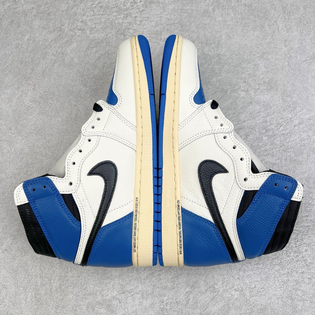 图片[5]-＃H12同源特价 Travis Scott x Fragment x Air Jordan AJ1 High OG SP \\\”Military Blue\\\”闪电倒勾高帮 DH3227-105 原盒原配 外盒透明胶套 内侧字体 工整带凹凸感 原厂拉帮工艺 针距密度一致 全新升级网板中底 原楦原纸板开发 后跟弧度收口自然不对折 极致一眼正品既视感 原厂皮料 进口玻璃冲刀皮料裁剪零毛边 承诺百分百一致原鞋 全鞋电脑针车工艺 鞋面清洁度最高QC检验标准 控制溢胶 飞翼3D高频深度立体 鞋盒、防尘纸 均采购来自原厂 尺码：36 36.5 37.5 38 38.5 39 40 40.5 41 42 42.5 43 44 44.5 45 46 47.5-选品中心