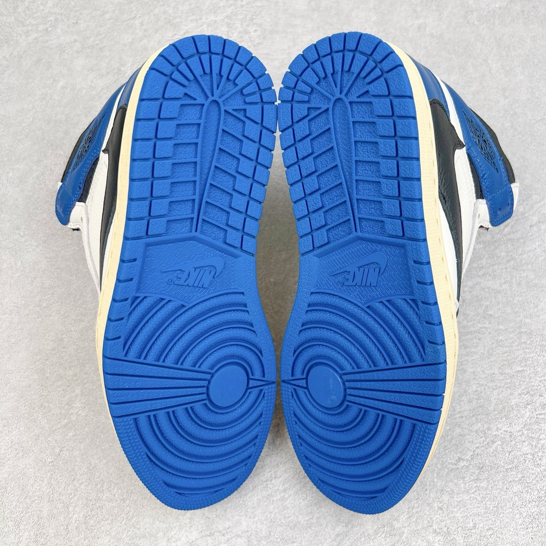 图片[9]-＃H12同源特价 Travis Scott x Fragment x Air Jordan AJ1 High OG SP \\\”Military Blue\\\”闪电倒勾高帮 DH3227-105 原盒原配 外盒透明胶套 内侧字体 工整带凹凸感 原厂拉帮工艺 针距密度一致 全新升级网板中底 原楦原纸板开发 后跟弧度收口自然不对折 极致一眼正品既视感 原厂皮料 进口玻璃冲刀皮料裁剪零毛边 承诺百分百一致原鞋 全鞋电脑针车工艺 鞋面清洁度最高QC检验标准 控制溢胶 飞翼3D高频深度立体 鞋盒、防尘纸 均采购来自原厂 尺码：36 36.5 37.5 38 38.5 39 40 40.5 41 42 42.5 43 44 44.5 45 46 47.5-选品中心