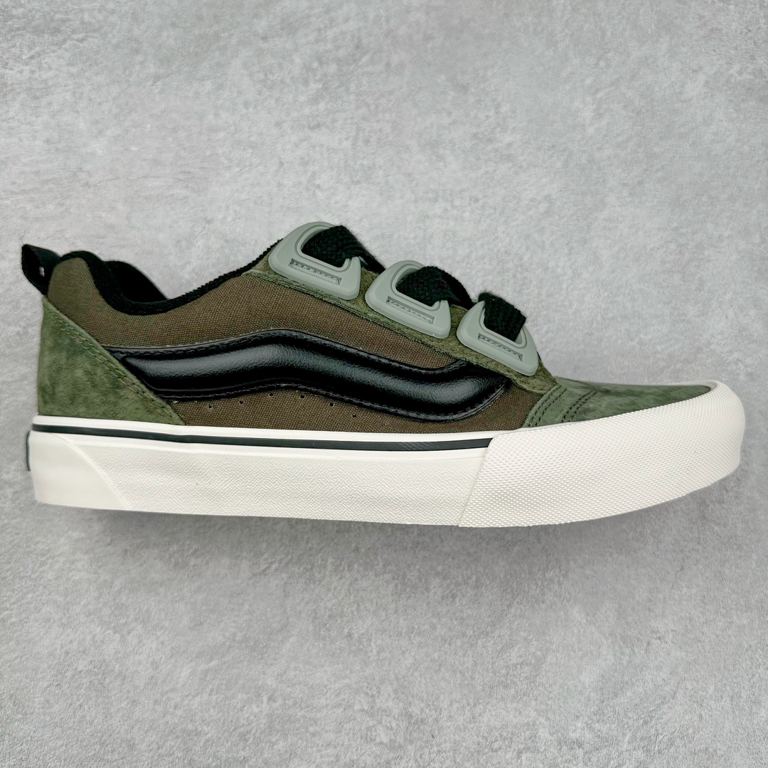Vans Knu Skool DR “DR新系列面包鞋，个性十足”DR新款是对90年代经典风格的重新诠释，Vans将现在的Knu Skool的“宽大”特点进一步放大，将携带空改为了极具现代风格的D形鞋带孔，并选用更宽的鞋带绑定鞋身! 尺码：35 36 36.5 37 38 38.5 39 40 40.5 41 42 42.5 43 44 45 工艺：硫化1：1（重量1：1、真标、原钢印、材质标、鞋型标、合格证）-选品中心