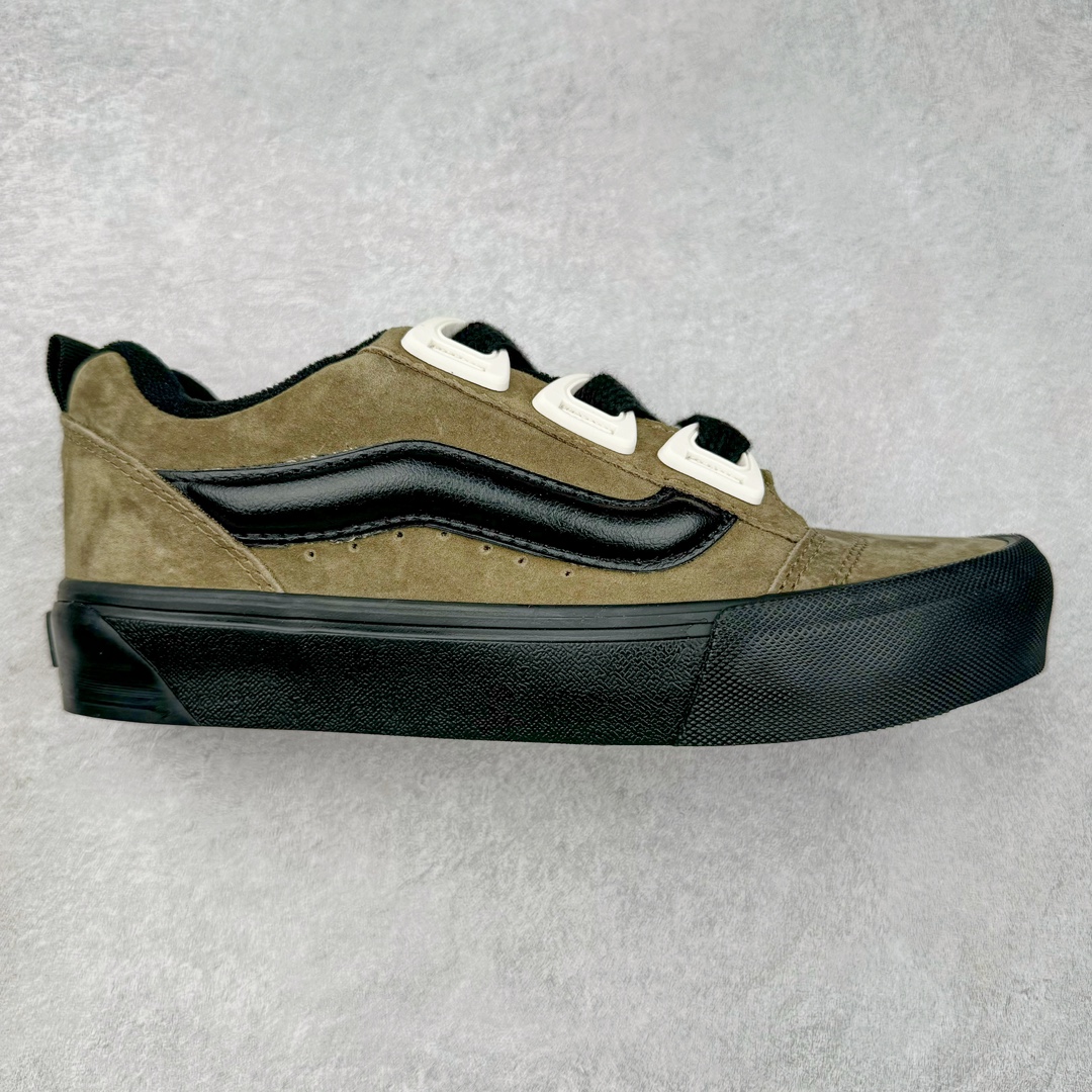 Vans Knu Skool DR “DR新系列面包鞋，个性十足”DR新款是对90年代经典风格的重新诠释，Vans将现在的Knu Skool的“宽大”特点进一步放大，将携带空改为了极具现代风格的D形鞋带孔，并选用更宽的鞋带绑定鞋身! 尺码：35 36 36.5 37 38 38.5 39 40 40.5 41 42 42.5 43 44 45 工艺：硫化1：1（重量1：1、真标、原钢印、材质标、鞋型标、合格证）-选品中心