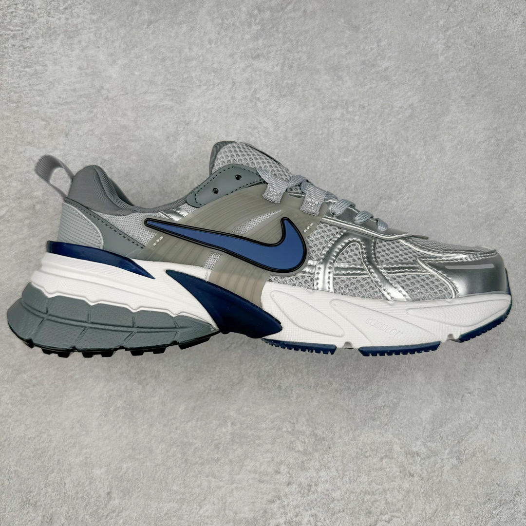 NK V2K Runtekk 减震防滑低帮 复古老爹鞋跑步鞋 HJ4497-002 鞋款被命名为 Runtekk 设计上借鉴了 2000 年的跑鞋风格 配色上以金属银为主调 简练又有复古运动气质 材质上使用大面积网眼、皮革、TPU 组成 支撑和透气性肯定不错 中底处由 Cushlon 泡绵打造 保证在压马路时可以提供优秀脚感 并通过一手做旧氧化效果突出复古感 中底造型很容易让大家联想到巴黎世家3XL 增高效果同样不能忽视 尺码：36 36.5 37.5 38 38.5 39 40 40.5 41 42 42.5 43 44 44.5 45-选品中心