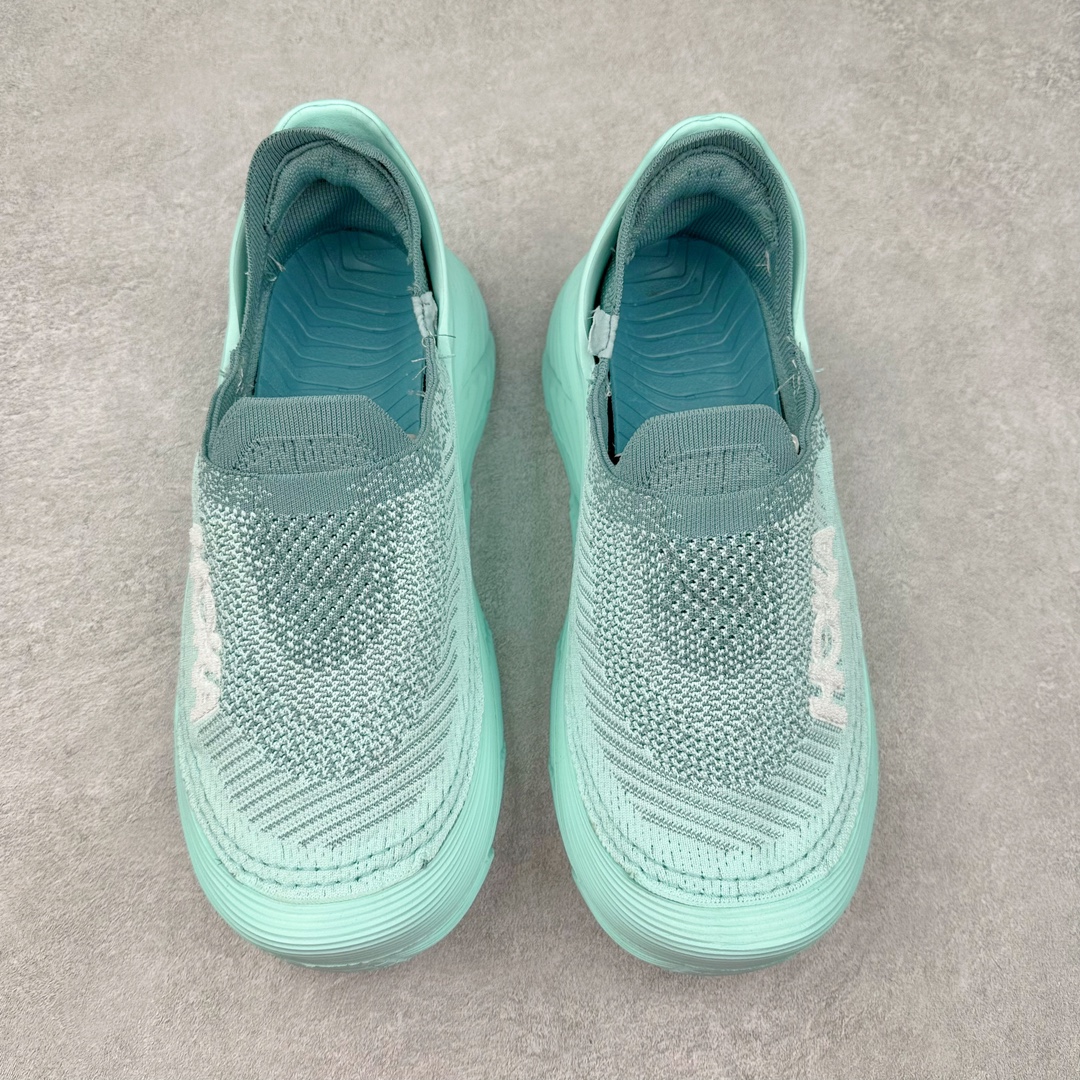 图片[2]-＃HK纯原 HOKA ONE ONE Restore TC 一脚蹬徒步舒适缓震运动鞋 继承了 HOKA ONE ONE® 标志性的缓冲中底，兼具轻盈脚感和出众缓震。NEWOK本期为大家准备了两款各具特色HOKA ONE ONE Restore TC 鞋款，希望能为你的夏日穿搭提供更多灵感。鞋款鞋面采用弹性布料，鞋面透气舒适，日常穿搭舒适不磨脚。鞋款以弹性松紧织带取代传统鞋带设计，省事又省心，“一脚蹬”简直是最具懒人属性的球鞋，低调朴素又不失质感。重量不到百克，依旧是外形“笨拙”实则是轻巧、舒适与安全兼备的品牌固有打法。搭配上，无论是夏日短裤造型，还是搭配你的长袜，Restore TC 能够满足你的多种穿搭。舒适程度堪比众多大牌“老头乐”，鞋底的厚厚的泡沫鞋垫让你深陷其中！尺码：36 36.5 37.5 38 38.5 39 40 40.5 41 42 42.5 43 44 44.5 45-选品中心