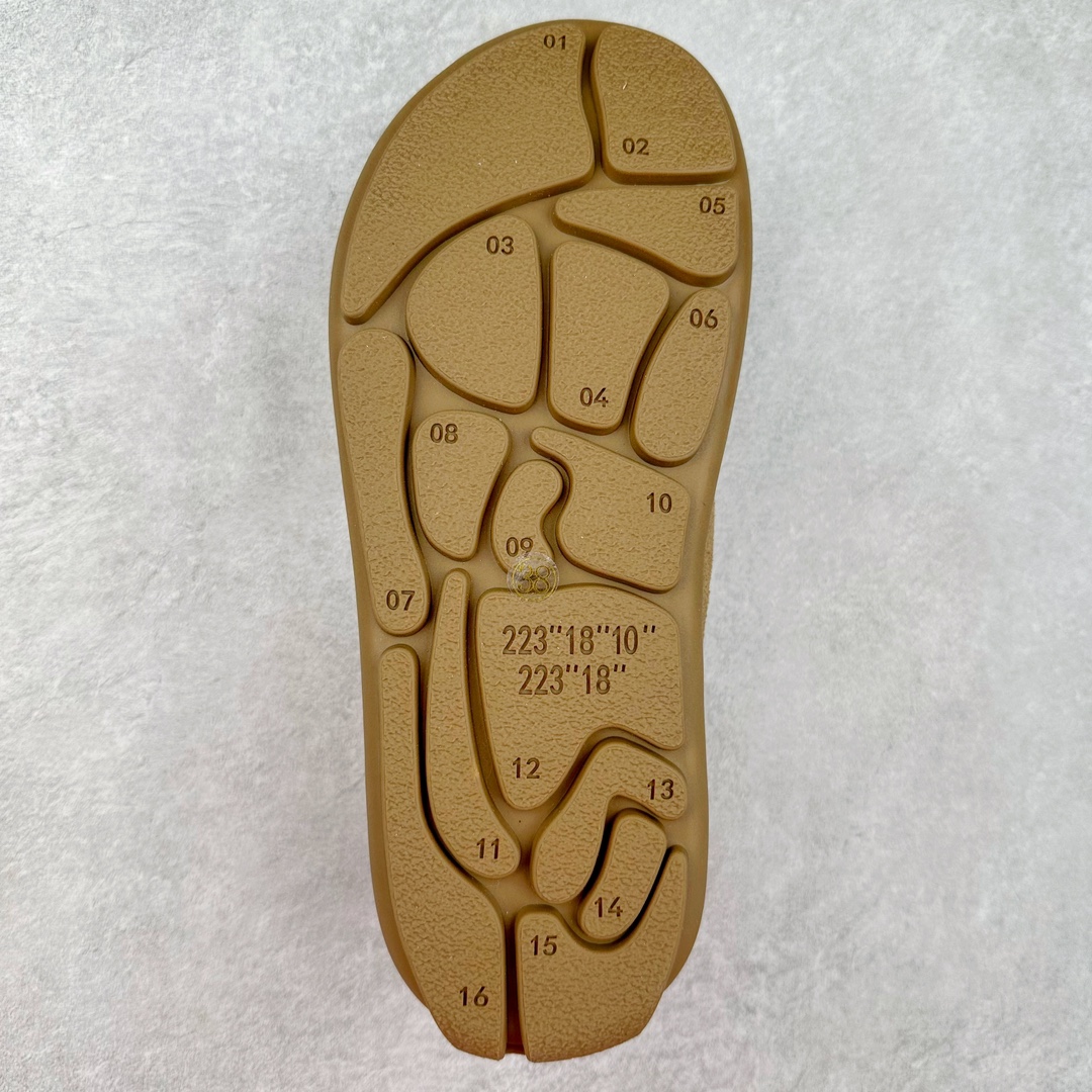 图片[9]-＃GD UGG 5888经典秋冬羊皮毛一体雪地靴 隆丰A级澳洲进口羊皮毛一体 完全遵循ZP工艺流程 代工厂原厂版师 秉承无原鞋不开发选择 注重每一处细节 市面最正版型 TREADLITE\\\”轻翼\\\”科技外底 轻便/耐用/柔韧/桩型【售后郑重承诺】一个月内若出现重大脱胶/断底等质量问题 直接为您换新 翻毛皮鞋面 细腻亲肤再生聚酯纤维滚边 舒适易打理 保暖性佳 UGG plush™ 里衬和内底 茸软亲肤 舒适暖足 经典鞋型搭配轻盈厚底 稳稳拿捏秋冬出街时髦造型 Treadlite by UGG 轻翼大底 轻盈缓震 为双足减负 舒适轻便 助你轻松畅玩整天 尺码：35 36 37 38 39 40-选品中心