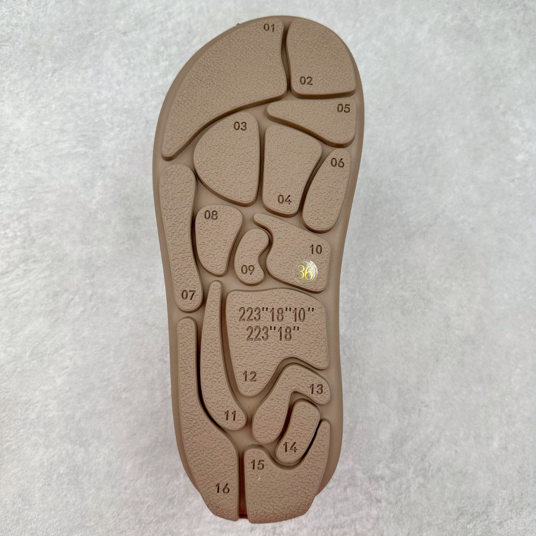 图片[9]-＃GD UGG 5888经典秋冬羊皮毛一体雪地靴 隆丰A级澳洲进口羊皮毛一体 完全遵循ZP工艺流程 代工厂原厂版师 秉承无原鞋不开发选择 注重每一处细节 市面最正版型 TREADLITE\\\”轻翼\\\”科技外底 轻便/耐用/柔韧/桩型【售后郑重承诺】一个月内若出现重大脱胶/断底等质量问题 直接为您换新 翻毛皮鞋面 细腻亲肤再生聚酯纤维滚边 舒适易打理 保暖性佳 UGG plush™ 里衬和内底 茸软亲肤 舒适暖足 经典鞋型搭配轻盈厚底 稳稳拿捏秋冬出街时髦造型 Treadlite by UGG 轻翼大底 轻盈缓震 为双足减负 舒适轻便 助你轻松畅玩整天 尺码：35 36 37 38 39 40-选品中心