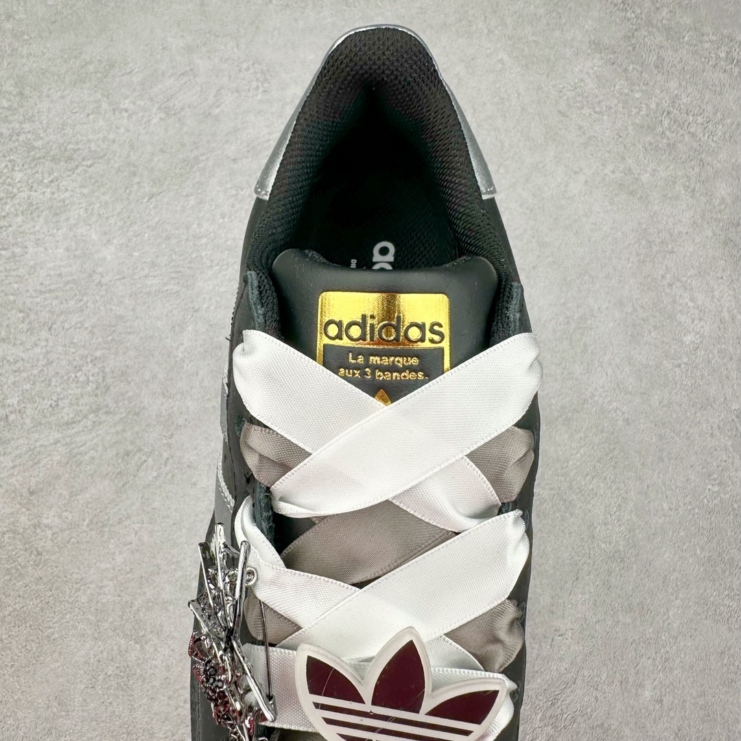 图片[5]-AD Originals Superstar 经典复古贝壳头板鞋 EG4959 诞生于1969年 是第一双将全皮面鞋 身与橡胶鞋头结合在一起的低帮篮球鞋 Superstar最开始 是作为高帮篮球鞋Pro Model的低帮版本而出现的 但因为其独特和醒目的橡胶鞋头造型而让大家熟知 被大家形象地称为\\\”shelltoe\\\”贝壳头 在70年代的美国职业篮球场上 接近3/4的NBA球员都将这双Superstar作为场上用鞋 80年代之后 经过不断的改良和发展 Superstar逐渐成为横跨时装、音乐、街头文化、休闲和运动等各大领域的时尚潮鞋 尺码：36 36.5 37 38 38.5 39 40 40.5 41 42 42.5 43 44 44.5 45-选品中心