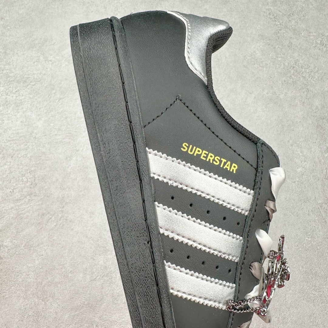 图片[6]-AD Originals Superstar 经典复古贝壳头板鞋 EG4959 诞生于1969年 是第一双将全皮面鞋 身与橡胶鞋头结合在一起的低帮篮球鞋 Superstar最开始 是作为高帮篮球鞋Pro Model的低帮版本而出现的 但因为其独特和醒目的橡胶鞋头造型而让大家熟知 被大家形象地称为\\\”shelltoe\\\”贝壳头 在70年代的美国职业篮球场上 接近3/4的NBA球员都将这双Superstar作为场上用鞋 80年代之后 经过不断的改良和发展 Superstar逐渐成为横跨时装、音乐、街头文化、休闲和运动等各大领域的时尚潮鞋 尺码：36 36.5 37 38 38.5 39 40 40.5 41 42 42.5 43 44 44.5 45-选品中心