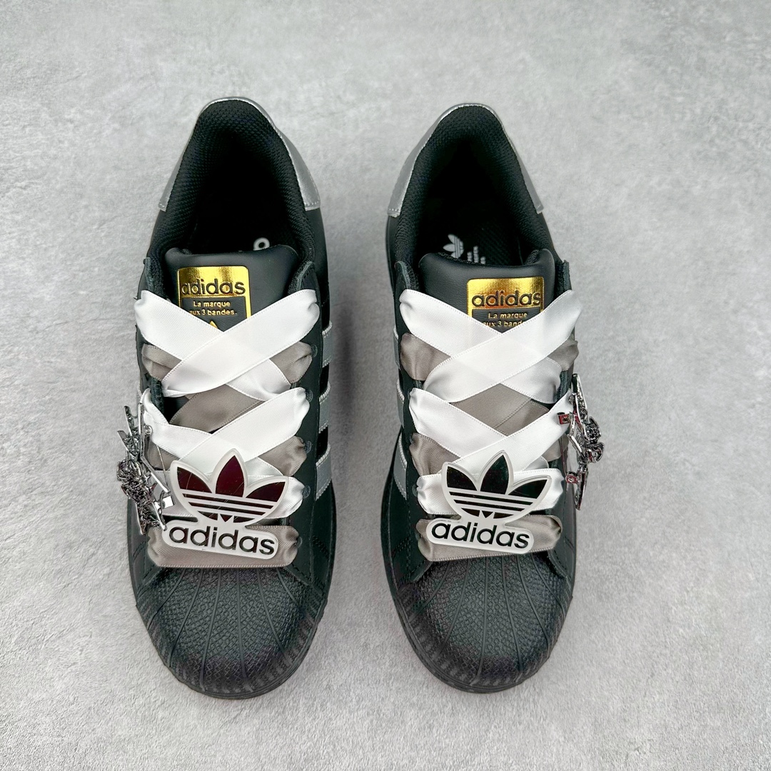 图片[2]-AD Originals Superstar 经典复古贝壳头板鞋 EG4959 诞生于1969年 是第一双将全皮面鞋 身与橡胶鞋头结合在一起的低帮篮球鞋 Superstar最开始 是作为高帮篮球鞋Pro Model的低帮版本而出现的 但因为其独特和醒目的橡胶鞋头造型而让大家熟知 被大家形象地称为\\\”shelltoe\\\”贝壳头 在70年代的美国职业篮球场上 接近3/4的NBA球员都将这双Superstar作为场上用鞋 80年代之后 经过不断的改良和发展 Superstar逐渐成为横跨时装、音乐、街头文化、休闲和运动等各大领域的时尚潮鞋 尺码：36 36.5 37 38 38.5 39 40 40.5 41 42 42.5 43 44 44.5 45-选品中心