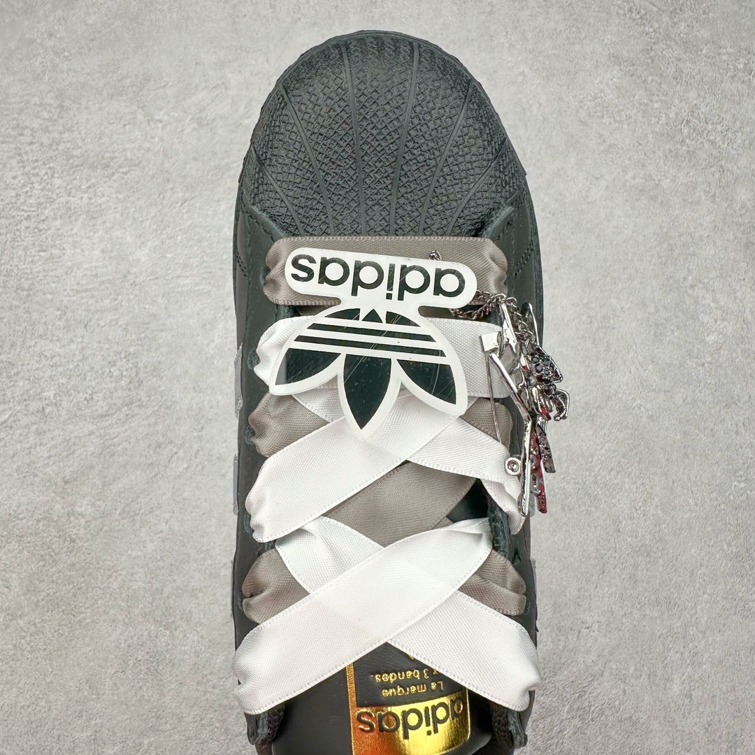 图片[4]-AD Originals Superstar 经典复古贝壳头板鞋 EG4959 诞生于1969年 是第一双将全皮面鞋 身与橡胶鞋头结合在一起的低帮篮球鞋 Superstar最开始 是作为高帮篮球鞋Pro Model的低帮版本而出现的 但因为其独特和醒目的橡胶鞋头造型而让大家熟知 被大家形象地称为\\\”shelltoe\\\”贝壳头 在70年代的美国职业篮球场上 接近3/4的NBA球员都将这双Superstar作为场上用鞋 80年代之后 经过不断的改良和发展 Superstar逐渐成为横跨时装、音乐、街头文化、休闲和运动等各大领域的时尚潮鞋 尺码：36 36.5 37 38 38.5 39 40 40.5 41 42 42.5 43 44 44.5 45-选品中心