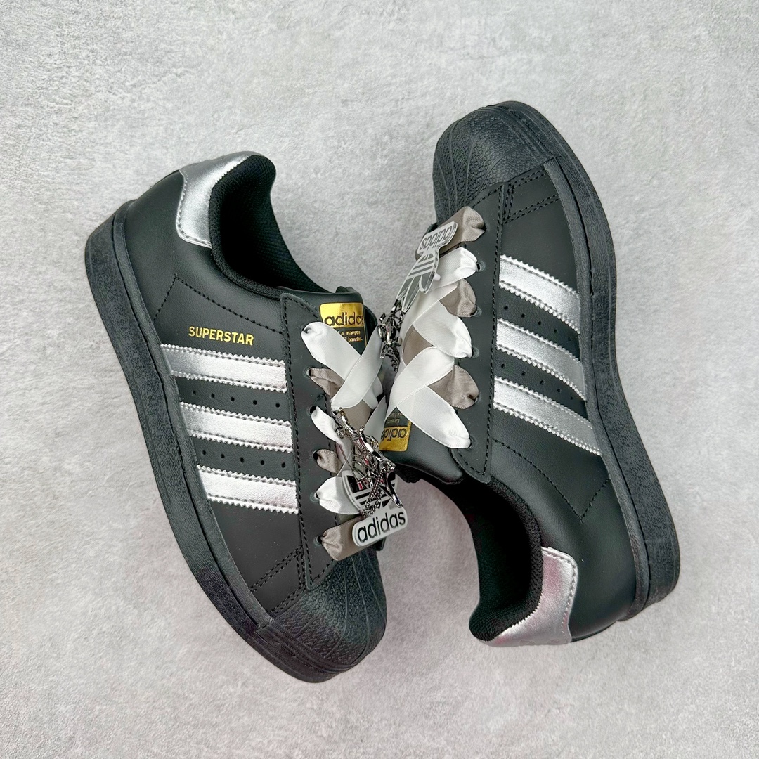 图片[3]-AD Originals Superstar 经典复古贝壳头板鞋 EG4959 诞生于1969年 是第一双将全皮面鞋 身与橡胶鞋头结合在一起的低帮篮球鞋 Superstar最开始 是作为高帮篮球鞋Pro Model的低帮版本而出现的 但因为其独特和醒目的橡胶鞋头造型而让大家熟知 被大家形象地称为\\\”shelltoe\\\”贝壳头 在70年代的美国职业篮球场上 接近3/4的NBA球员都将这双Superstar作为场上用鞋 80年代之后 经过不断的改良和发展 Superstar逐渐成为横跨时装、音乐、街头文化、休闲和运动等各大领域的时尚潮鞋 尺码：36 36.5 37 38 38.5 39 40 40.5 41 42 42.5 43 44 44.5 45-选品中心