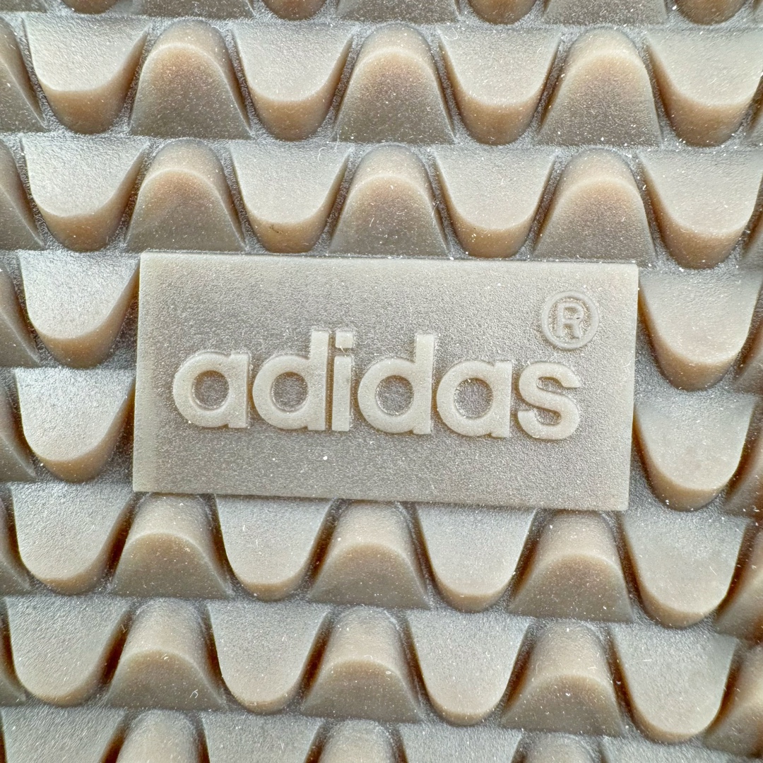 图片[19]-＃CS纯原 AD Original Samba OG 复古经典轻便板鞋 白黑 B75806 原装头层牛皮加持 正确烫金高频细节 原装纳米超迁皮料 独家私模橡胶大底 原盒原配 正确黑色中底布 过宽过胶 这款桑巴鞋展示了高质量的工艺 带有装饰的超锁缝制和无缝的手感 柔软、柔软的皮革造型和标志性的3条纹完成了精致的外观 正规合身鞋带 鞋面上有绒面鞋垫 橡胶鞋底 享受正畸套筒软感 自50年代首次亮相以来就一直在赢得粉丝的青睐 尺码：36 36.5 37.5 38 38.5 39 40 40.5 41 42 42.5 43 44 44.5 45-选品中心