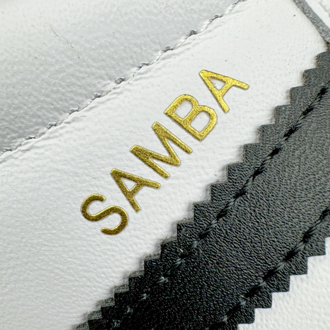 图片[17]-＃CS纯原 AD Original Samba OG 复古经典轻便板鞋 白黑 B75806 原装头层牛皮加持 正确烫金高频细节 原装纳米超迁皮料 独家私模橡胶大底 原盒原配 正确黑色中底布 过宽过胶 这款桑巴鞋展示了高质量的工艺 带有装饰的超锁缝制和无缝的手感 柔软、柔软的皮革造型和标志性的3条纹完成了精致的外观 正规合身鞋带 鞋面上有绒面鞋垫 橡胶鞋底 享受正畸套筒软感 自50年代首次亮相以来就一直在赢得粉丝的青睐 尺码：36 36.5 37.5 38 38.5 39 40 40.5 41 42 42.5 43 44 44.5 45-选品中心