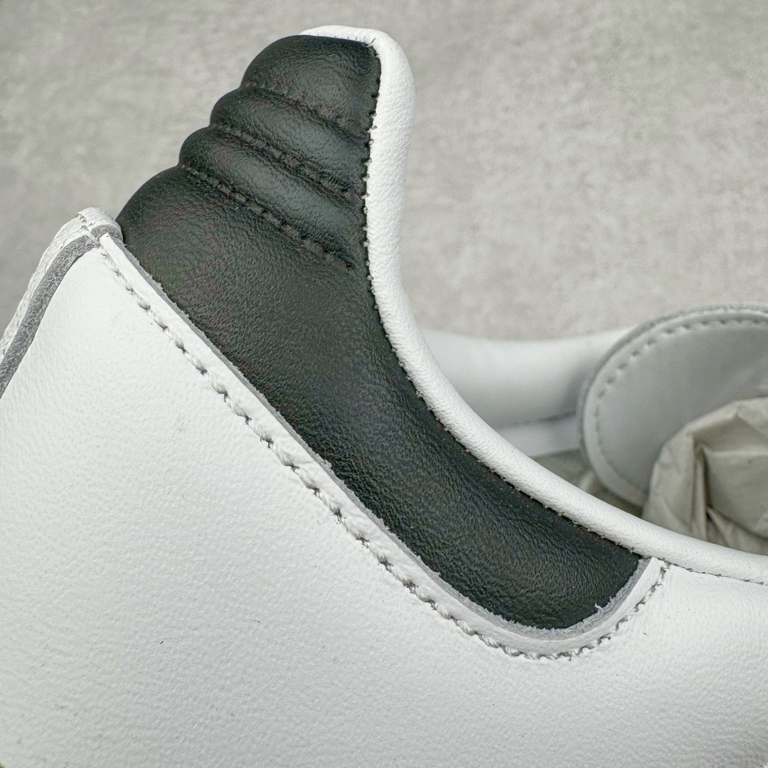 图片[16]-＃CS纯原 AD Original Samba OG 复古经典轻便板鞋 白黑 B75806 原装头层牛皮加持 正确烫金高频细节 原装纳米超迁皮料 独家私模橡胶大底 原盒原配 正确黑色中底布 过宽过胶 这款桑巴鞋展示了高质量的工艺 带有装饰的超锁缝制和无缝的手感 柔软、柔软的皮革造型和标志性的3条纹完成了精致的外观 正规合身鞋带 鞋面上有绒面鞋垫 橡胶鞋底 享受正畸套筒软感 自50年代首次亮相以来就一直在赢得粉丝的青睐 尺码：36 36.5 37.5 38 38.5 39 40 40.5 41 42 42.5 43 44 44.5 45-选品中心