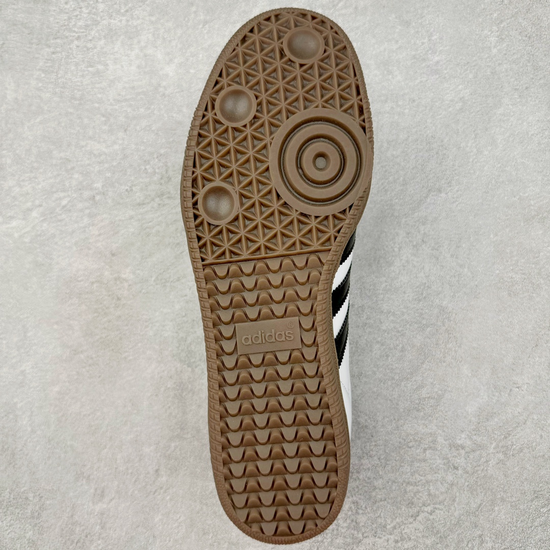 图片[9]-＃CS纯原 AD Original Samba OG 复古经典轻便板鞋 白黑 B75806 原装头层牛皮加持 正确烫金高频细节 原装纳米超迁皮料 独家私模橡胶大底 原盒原配 正确黑色中底布 过宽过胶 这款桑巴鞋展示了高质量的工艺 带有装饰的超锁缝制和无缝的手感 柔软、柔软的皮革造型和标志性的3条纹完成了精致的外观 正规合身鞋带 鞋面上有绒面鞋垫 橡胶鞋底 享受正畸套筒软感 自50年代首次亮相以来就一直在赢得粉丝的青睐 尺码：36 36.5 37.5 38 38.5 39 40 40.5 41 42 42.5 43 44 44.5 45-选品中心