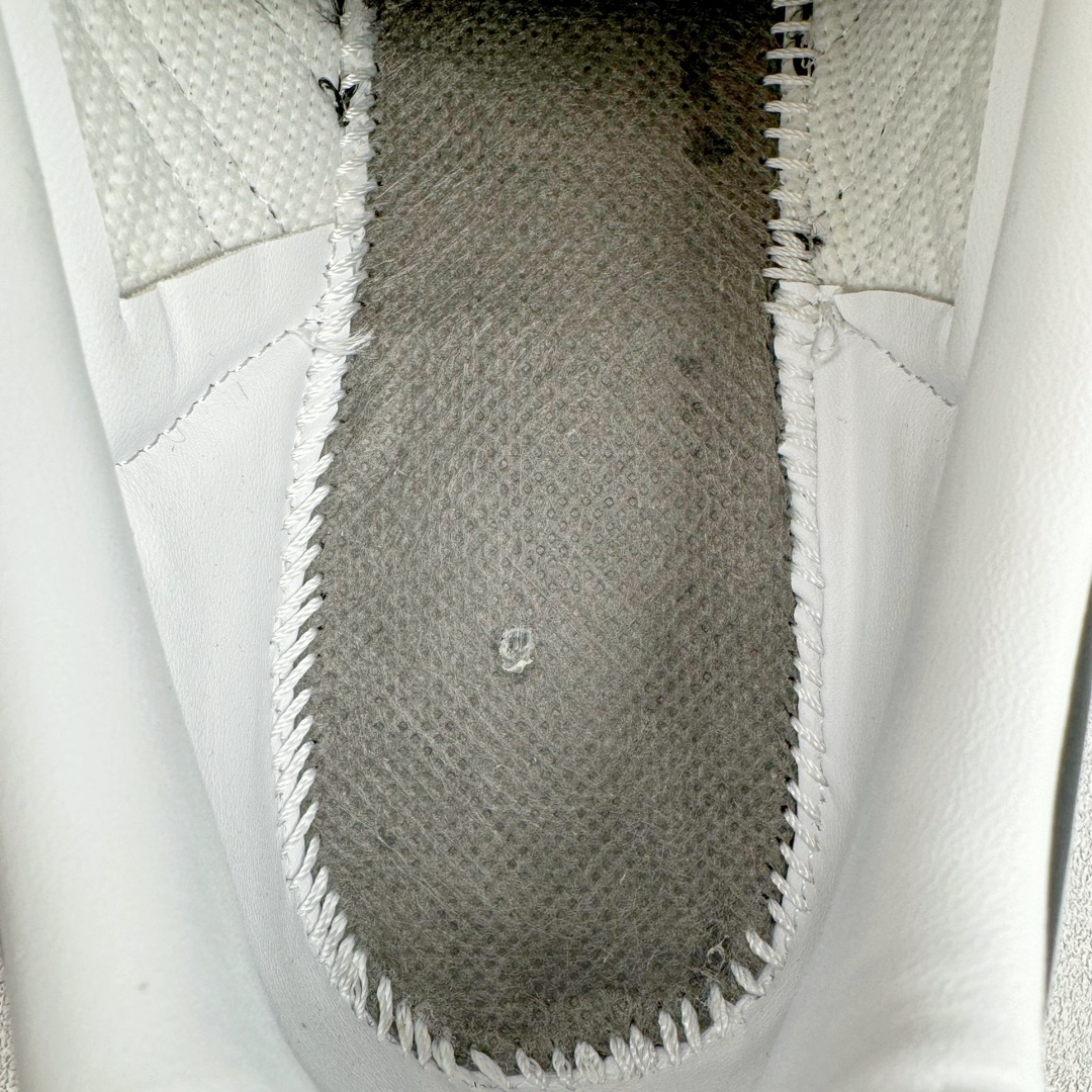 图片[10]-＃CS纯原 AD Original Samba OG 复古经典轻便板鞋 白黑 B75806 原装头层牛皮加持 正确烫金高频细节 原装纳米超迁皮料 独家私模橡胶大底 原盒原配 正确黑色中底布 过宽过胶 这款桑巴鞋展示了高质量的工艺 带有装饰的超锁缝制和无缝的手感 柔软、柔软的皮革造型和标志性的3条纹完成了精致的外观 正规合身鞋带 鞋面上有绒面鞋垫 橡胶鞋底 享受正畸套筒软感 自50年代首次亮相以来就一直在赢得粉丝的青睐 尺码：36 36.5 37.5 38 38.5 39 40 40.5 41 42 42.5 43 44 44.5 45-选品中心