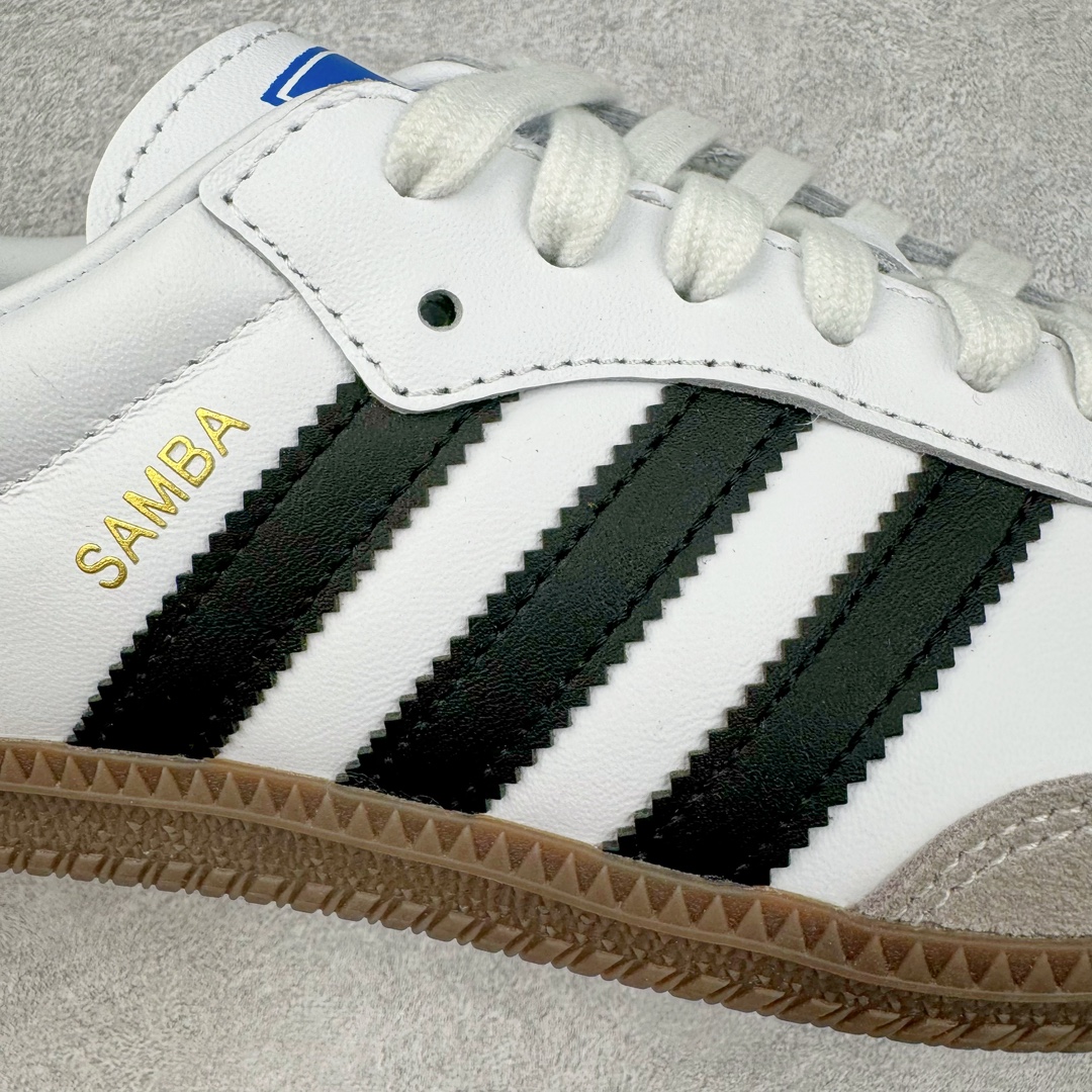 图片[18]-＃CS纯原 AD Original Samba OG 复古经典轻便板鞋 白黑 B75806 原装头层牛皮加持 正确烫金高频细节 原装纳米超迁皮料 独家私模橡胶大底 原盒原配 正确黑色中底布 过宽过胶 这款桑巴鞋展示了高质量的工艺 带有装饰的超锁缝制和无缝的手感 柔软、柔软的皮革造型和标志性的3条纹完成了精致的外观 正规合身鞋带 鞋面上有绒面鞋垫 橡胶鞋底 享受正畸套筒软感 自50年代首次亮相以来就一直在赢得粉丝的青睐 尺码：36 36.5 37.5 38 38.5 39 40 40.5 41 42 42.5 43 44 44.5 45-选品中心