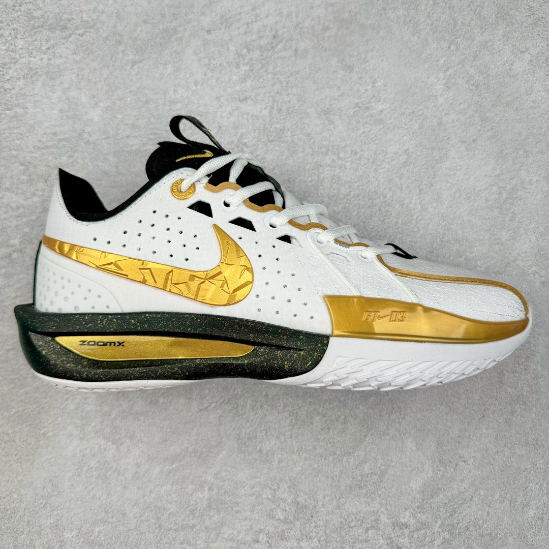 ＃F版 NK G.T. Cut 3.0 EP GT3代实战篮球鞋 HF5702-170 该鞋款采用出众回弹设计 为切入、转向和移步篮筐提供出色的能量回馈 回弹性能带来弹力充沛的迈步体验 助你爆发疾速 全掌型 ZoomX 泡绵 缔造弹力出众的轻盈迈步体验 助你在比赛升温时能够急速快攻 驰骋全场 鞋面绳线与鞋带相结合 有助稳固前足 后跟搭配加垫鞋口 为脚踝营造舒适稳固感受 全掌型 ZoomX 泡绵 能够带来出众的能量回馈 前足外侧采用精巧塑料覆面 在瞬间爆发时提供稳固脚感 尺码：39 40 40.5 41 42 42.5 43 44 44.5 45 46-选品中心