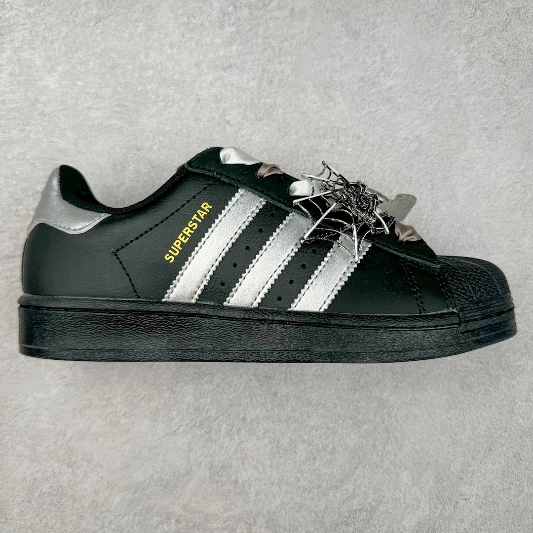 AD Originals Superstar 经典复古贝壳头板鞋 EG4959 诞生于1969年 是第一双将全皮面鞋 身与橡胶鞋头结合在一起的低帮篮球鞋 Superstar最开始 是作为高帮篮球鞋Pro Model的低帮版本而出现的 但因为其独特和醒目的橡胶鞋头造型而让大家熟知 被大家形象地称为\\\”shelltoe\\\”贝壳头 在70年代的美国职业篮球场上 接近3/4的NBA球员都将这双Superstar作为场上用鞋 80年代之后 经过不断的改良和发展 Superstar逐渐成为横跨时装、音乐、街头文化、休闲和运动等各大领域的时尚潮鞋 尺码：36 36.5 37 38 38.5 39 40 40.5 41 42 42.5 43 44 44.5 45-选品中心