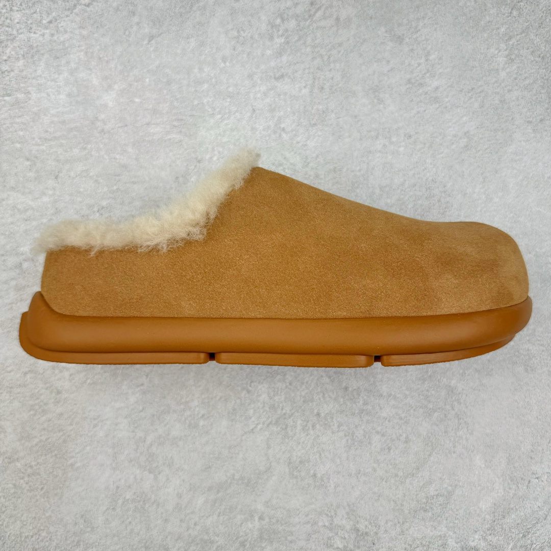 ＃GD UGG 5888经典秋冬羊皮毛一体雪地靴 隆丰A级澳洲进口羊皮毛一体 完全遵循ZP工艺流程 代工厂原厂版师 秉承无原鞋不开发选择 注重每一处细节 市面最正版型 TREADLITE\\\”轻翼\\\”科技外底 轻便/耐用/柔韧/桩型【售后郑重承诺】一个月内若出现重大脱胶/断底等质量问题 直接为您换新 翻毛皮鞋面 细腻亲肤再生聚酯纤维滚边 舒适易打理 保暖性佳 UGG plush™ 里衬和内底 茸软亲肤 舒适暖足 经典鞋型搭配轻盈厚底 稳稳拿捏秋冬出街时髦造型 Treadlite by UGG 轻翼大底 轻盈缓震 为双足减负 舒适轻便 助你轻松畅玩整天 尺码：35 36 37 38 39 40-选品中心