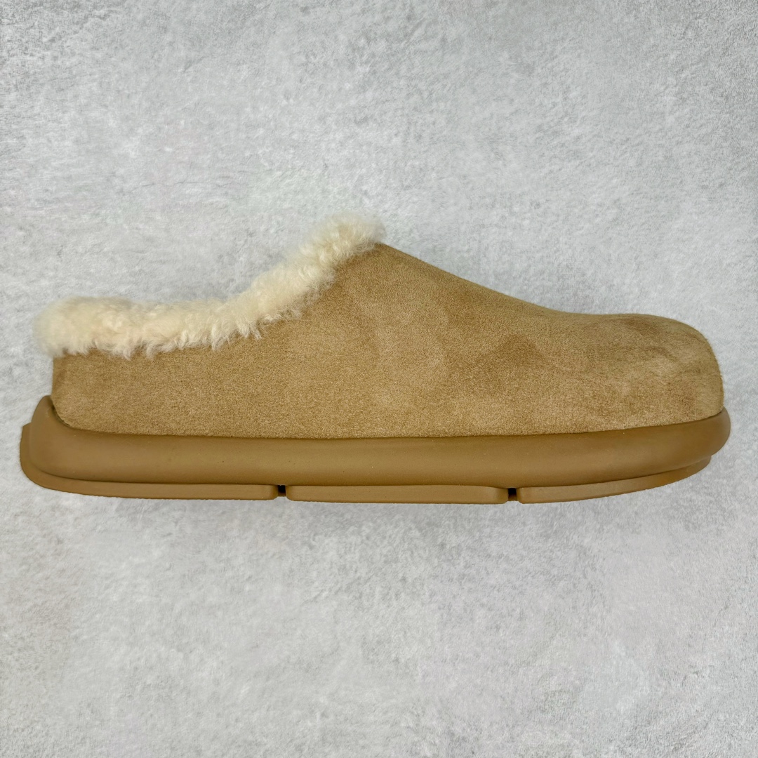 ＃GD UGG 5888经典秋冬羊皮毛一体雪地靴 隆丰A级澳洲进口羊皮毛一体 完全遵循ZP工艺流程 代工厂原厂版师 秉承无原鞋不开发选择 注重每一处细节 市面最正版型 TREADLITE\\\”轻翼\\\”科技外底 轻便/耐用/柔韧/桩型【售后郑重承诺】一个月内若出现重大脱胶/断底等质量问题 直接为您换新 翻毛皮鞋面 细腻亲肤再生聚酯纤维滚边 舒适易打理 保暖性佳 UGG plush™ 里衬和内底 茸软亲肤 舒适暖足 经典鞋型搭配轻盈厚底 稳稳拿捏秋冬出街时髦造型 Treadlite by UGG 轻翼大底 轻盈缓震 为双足减负 舒适轻便 助你轻松畅玩整天 尺码：35 36 37 38 39 40-选品中心