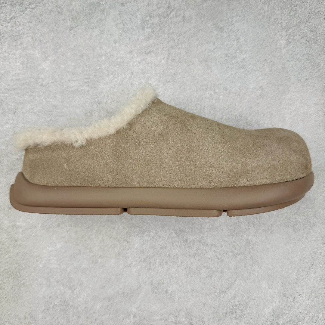 ＃GD UGG 5888经典秋冬羊皮毛一体雪地靴 隆丰A级澳洲进口羊皮毛一体 完全遵循ZP工艺流程 代工厂原厂版师 秉承无原鞋不开发选择 注重每一处细节 市面最正版型 TREADLITE\\\”轻翼\\\”科技外底 轻便/耐用/柔韧/桩型【售后郑重承诺】一个月内若出现重大脱胶/断底等质量问题 直接为您换新 翻毛皮鞋面 细腻亲肤再生聚酯纤维滚边 舒适易打理 保暖性佳 UGG plush™ 里衬和内底 茸软亲肤 舒适暖足 经典鞋型搭配轻盈厚底 稳稳拿捏秋冬出街时髦造型 Treadlite by UGG 轻翼大底 轻盈缓震 为双足减负 舒适轻便 助你轻松畅玩整天 尺码：35 36 37 38 39 40-选品中心