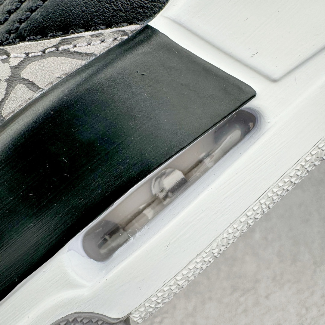 图片[13]-＃GX纯原 Air Jordan AJ3 Retro 复刻黑水泥 DN3707-010 圈内最强三代系列 匠心打造 开发时长超过半年 目前可过各类鉴定或无法鉴定 裸鞋随便操作 全套原纸板楦头开发 原厂大底磨具加持立体防滑纹理 原装可视Air Sole气垫 原汁原味最完美的三代版型 唯一正确鞋头趴度弧度高度鞋身腰线 原厂TPU彩虹扎染后跟饰片 正确内里反口里网布 皮料菱角分明不变形无多余毛边 广东原厂zp同批次手工大底描漆拉丝 市场唯一原厂鞋扣模具 原厂织唛标 原厂飞人电绣工艺 尾指中部跳三针 独家绑鞋带手法 印刷中底布 四线拉帮 米色美纹纸贴合固定 进口港宝加持 后跟自然饱满 全鞋荧光划线卡点 追求极致完美 每一双都是工艺品 多重QC质检 超越公司货的品控标准 实实在在的免检产品 尺码：40 40.5 41 42 42.5 43 44 44.5 45 45.5 46 47.5 48.5-选品中心