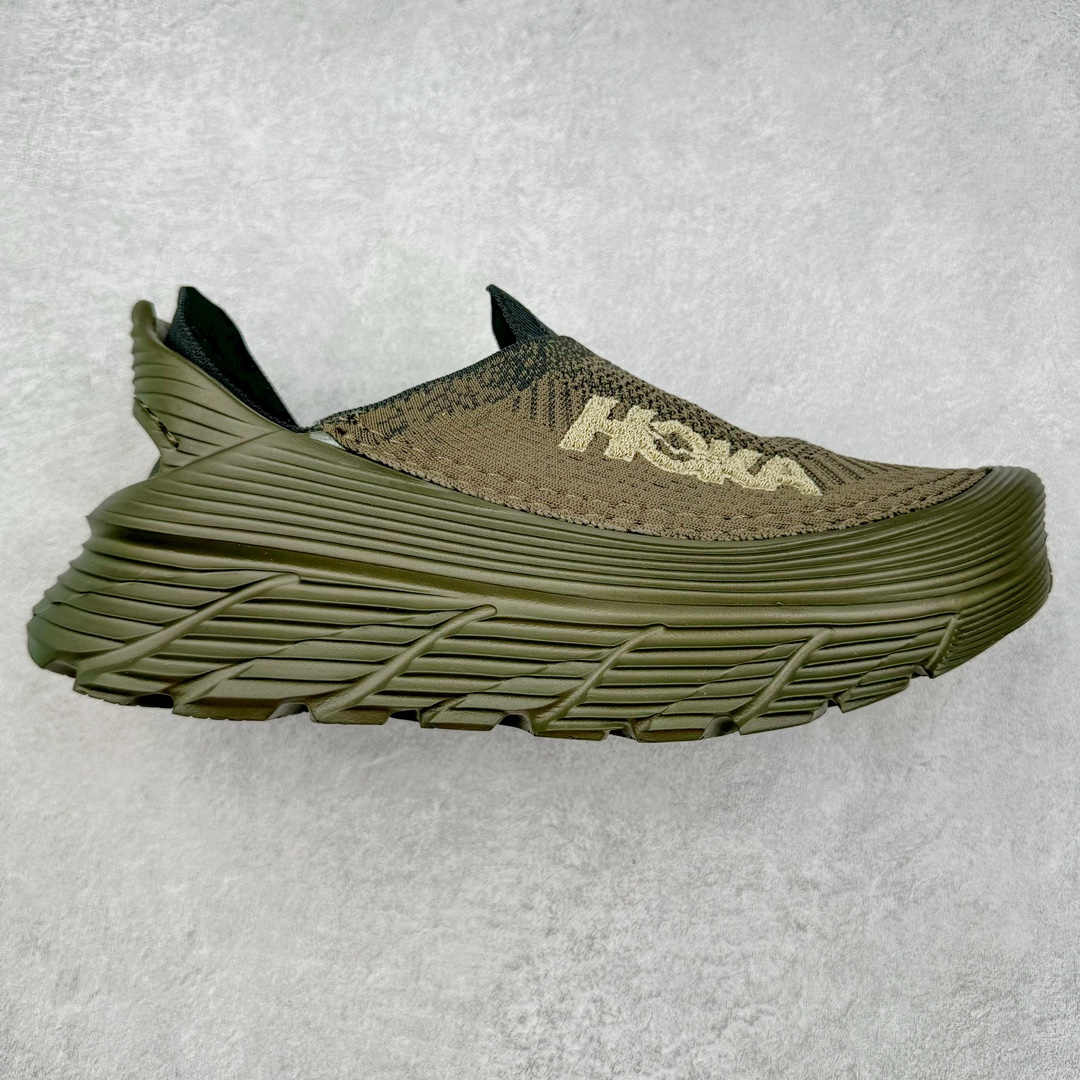 ＃HK纯原 HOKA ONE ONE Restore TC 一脚蹬徒步舒适缓震运动鞋 继承了 HOKA ONE ONE® 标志性的缓冲中底，兼具轻盈脚感和出众缓震。NEWOK本期为大家准备了两款各具特色HOKA ONE ONE Restore TC 鞋款，希望能为你的夏日穿搭提供更多灵感。鞋款鞋面采用弹性布料，鞋面透气舒适，日常穿搭舒适不磨脚。鞋款以弹性松紧织带取代传统鞋带设计，省事又省心，“一脚蹬”简直是最具懒人属性的球鞋，低调朴素又不失质感。重量不到百克，依旧是外形“笨拙”实则是轻巧、舒适与安全兼备的品牌固有打法。搭配上，无论是夏日短裤造型，还是搭配你的长袜，Restore TC 能够满足你的多种穿搭。舒适程度堪比众多大牌“老头乐”，鞋底的厚厚的泡沫鞋垫让你深陷其中！尺码：36 36.5 37.5 38 38.5 39 40 40.5 41 42 42.5 43 44 44.5 45-选品中心