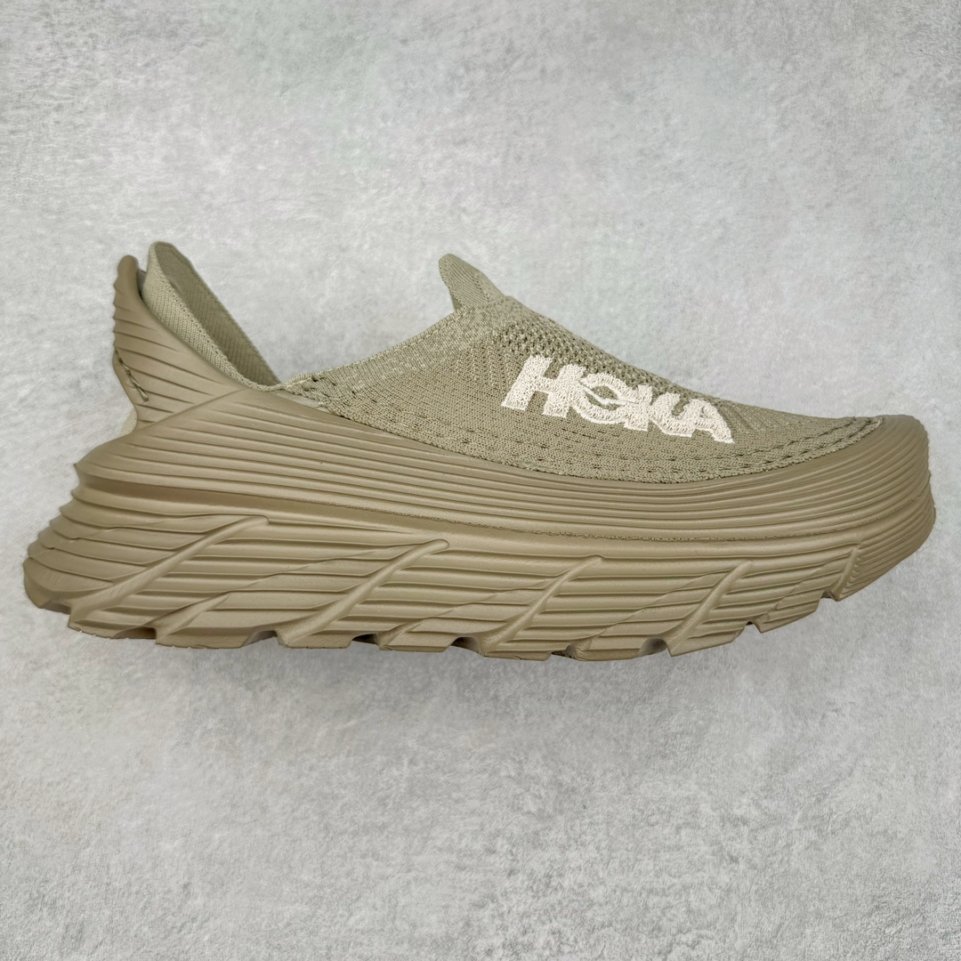 ＃HK纯原 HOKA ONE ONE Restore TC 一脚蹬徒步舒适缓震运动鞋 继承了 HOKA ONE ONE® 标志性的缓冲中底，兼具轻盈脚感和出众缓震。NEWOK本期为大家准备了两款各具特色HOKA ONE ONE Restore TC 鞋款，希望能为你的夏日穿搭提供更多灵感。鞋款鞋面采用弹性布料，鞋面透气舒适，日常穿搭舒适不磨脚。鞋款以弹性松紧织带取代传统鞋带设计，省事又省心，“一脚蹬”简直是最具懒人属性的球鞋，低调朴素又不失质感。重量不到百克，依旧是外形“笨拙”实则是轻巧、舒适与安全兼备的品牌固有打法。搭配上，无论是夏日短裤造型，还是搭配你的长袜，Restore TC 能够满足你的多种穿搭。舒适程度堪比众多大牌“老头乐”，鞋底的厚厚的泡沫鞋垫让你深陷其中！尺码：36 36.5 37.5 38 38.5 39 40 40.5 41 42 42.5 43 44 44.5 45-选品中心